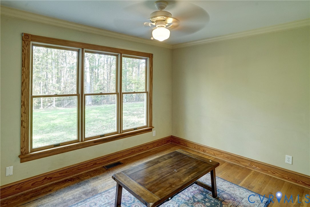 Cute Sunroom/Morning Room off Kitchen w/nice view of rear yard