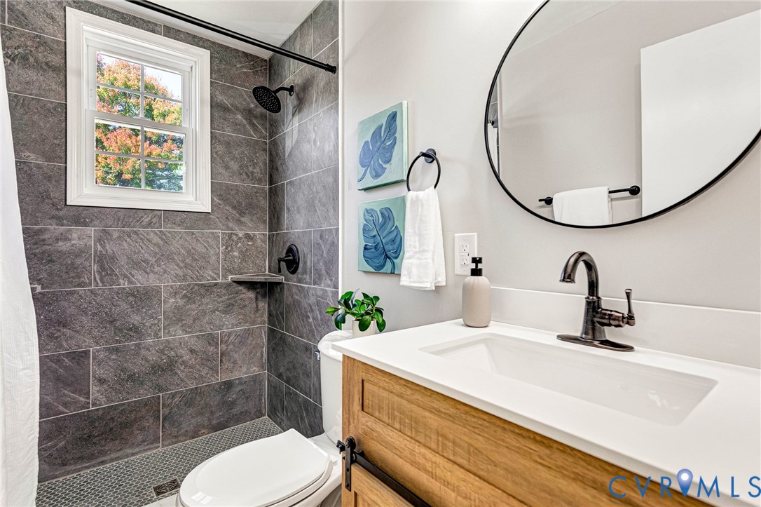 2nd floor full bathroom