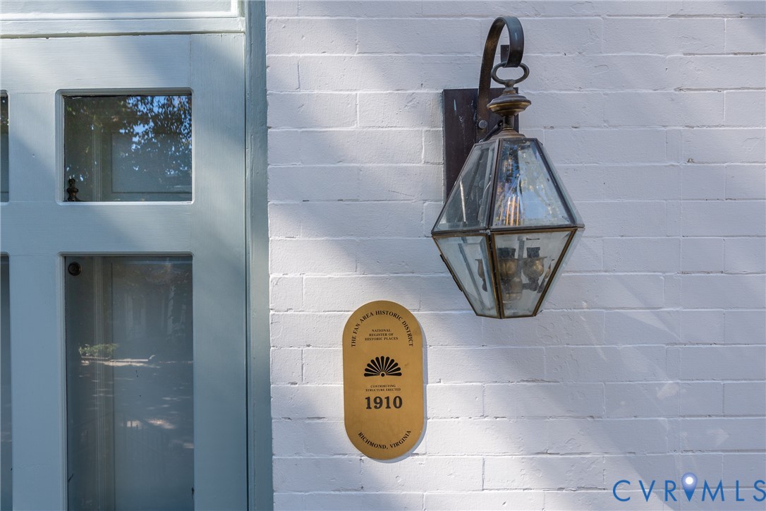 Plaque marking the house as a contributing structure in the Fan Area Historic District, erected 1910.