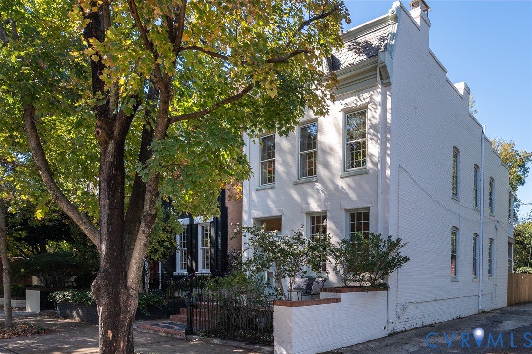 Detached 1910 house between Floyd and Grove, with a slate mansard front and windows down the alley side. Detached 1910 house between Floyd and Grove, with a slate mansard front and windows down the alley side.