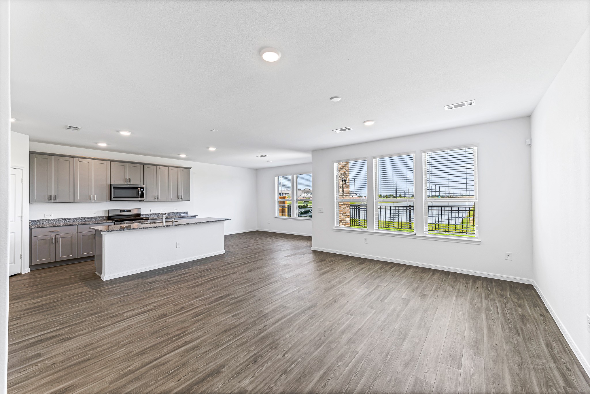 Family is integrated to the Kitchen and dining area, vinyl floors, 9ft ceilings and abundance of natural light.
(A CELING FAN WILL BE INSTALLED IN THE FAMILY ROOM)