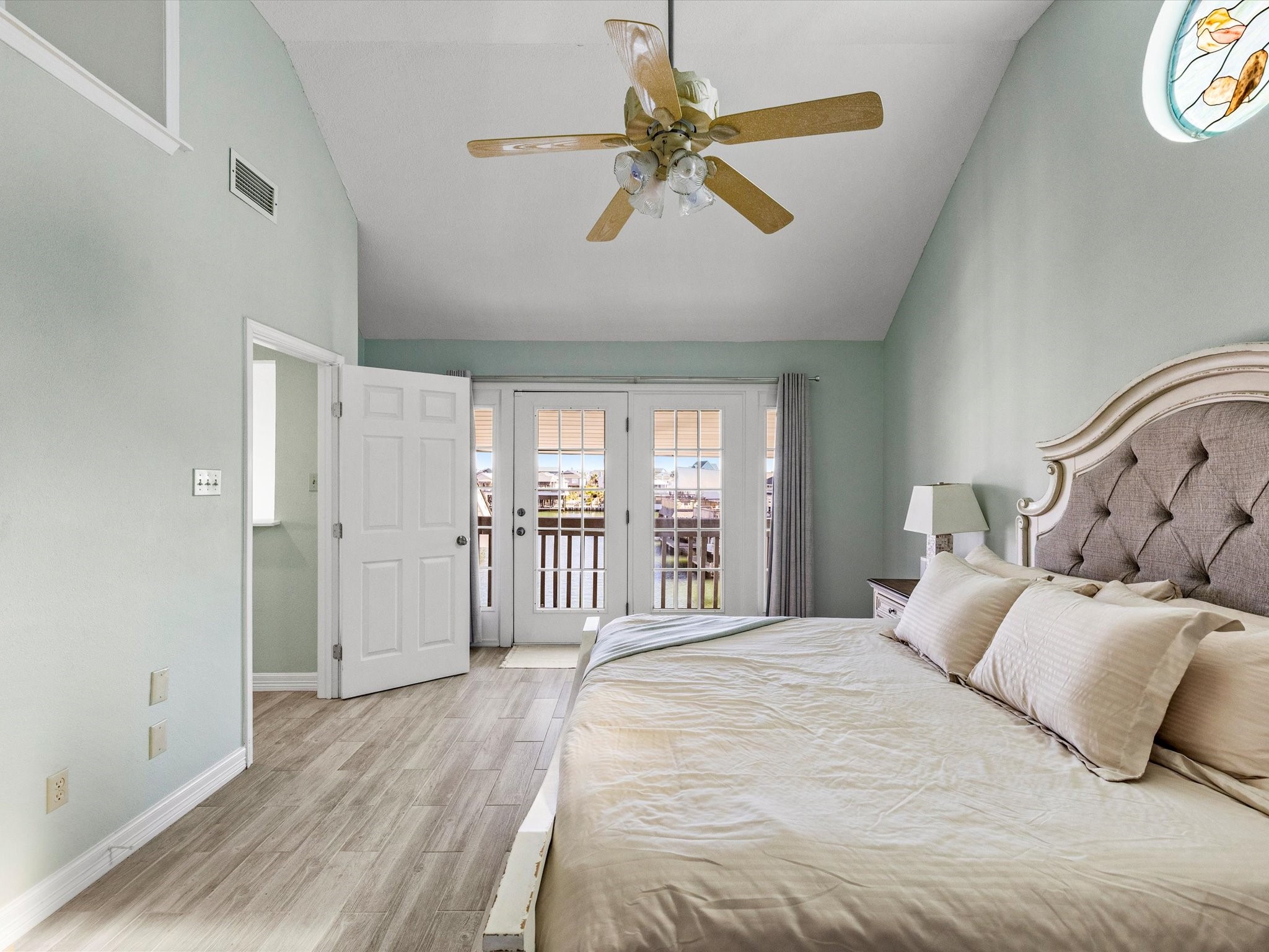 334 Paradise Drive, Tiki Island, TX 77554