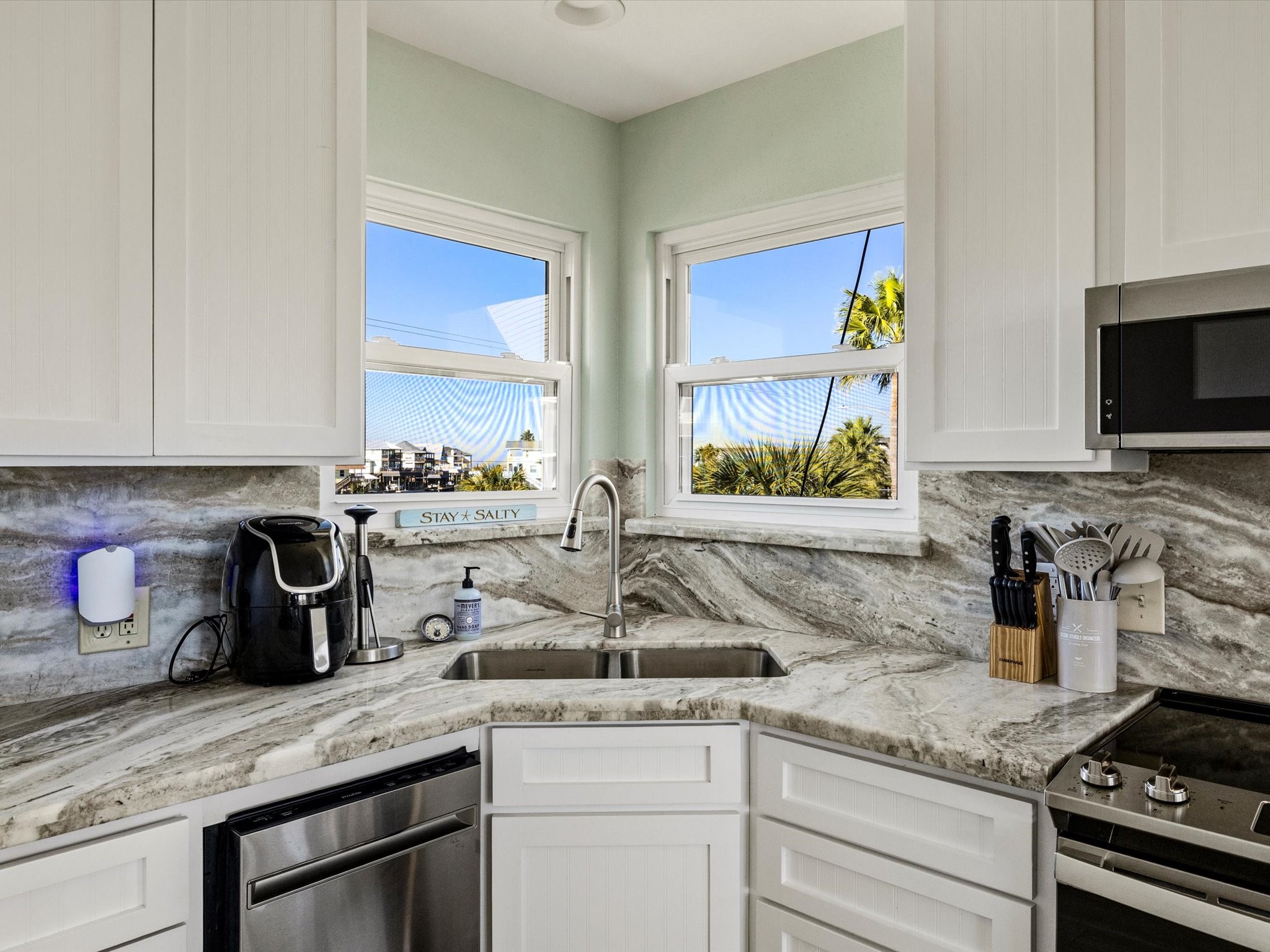 334 Paradise Drive, Tiki Island, TX 77554