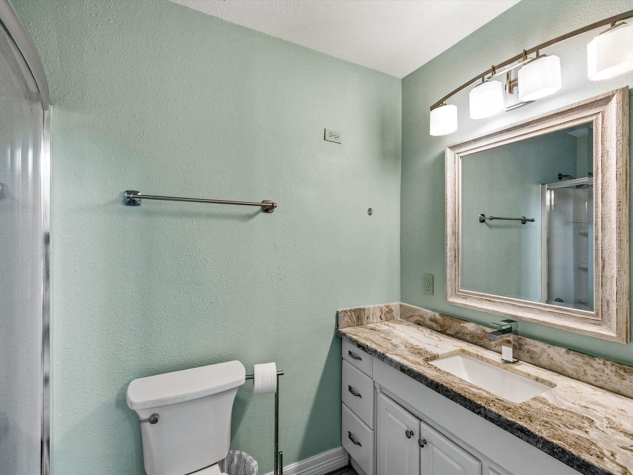 334 Paradise Drive, Tiki Island, TX 77554