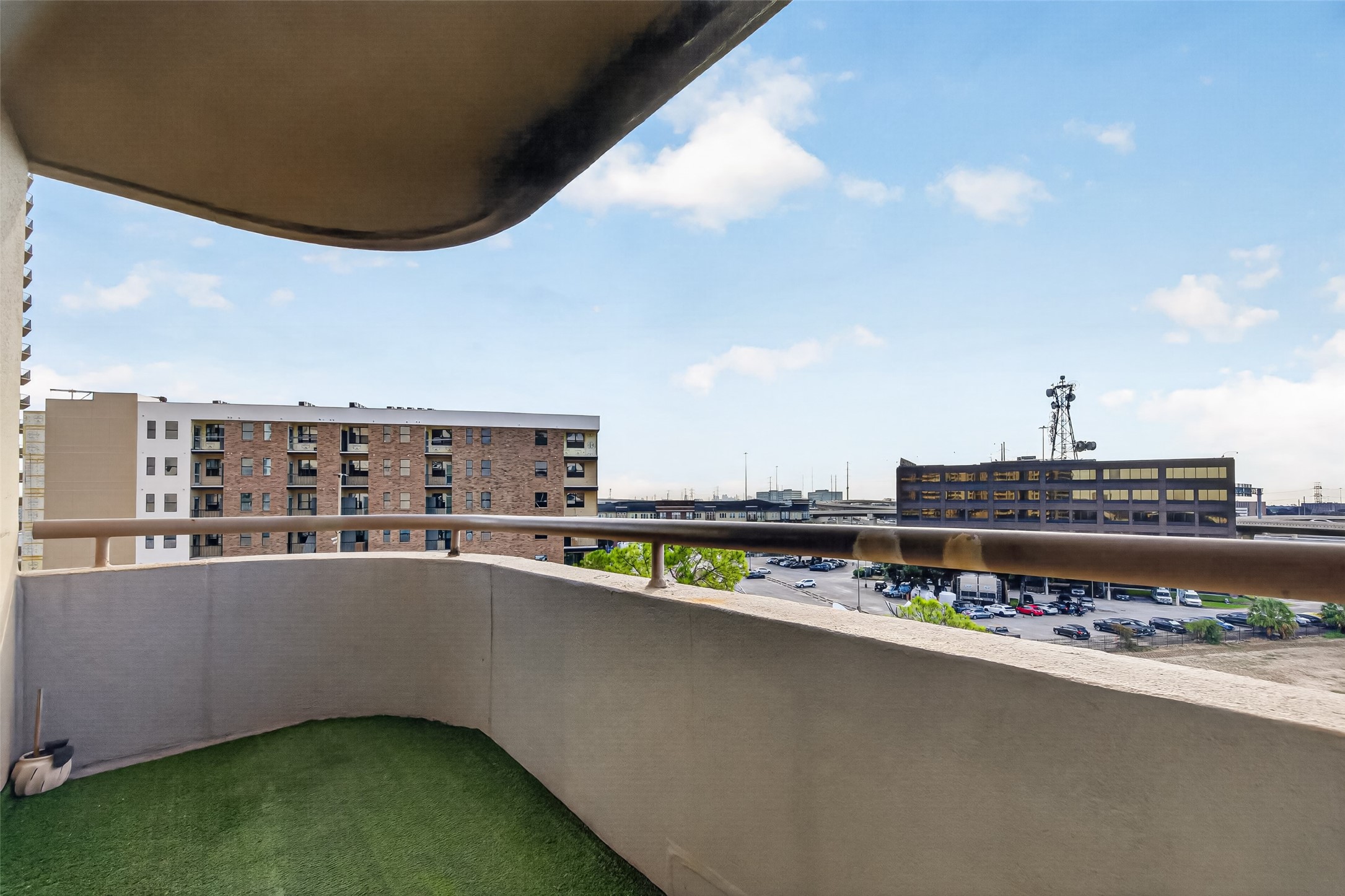 Private balcony with exceptional views of the city!