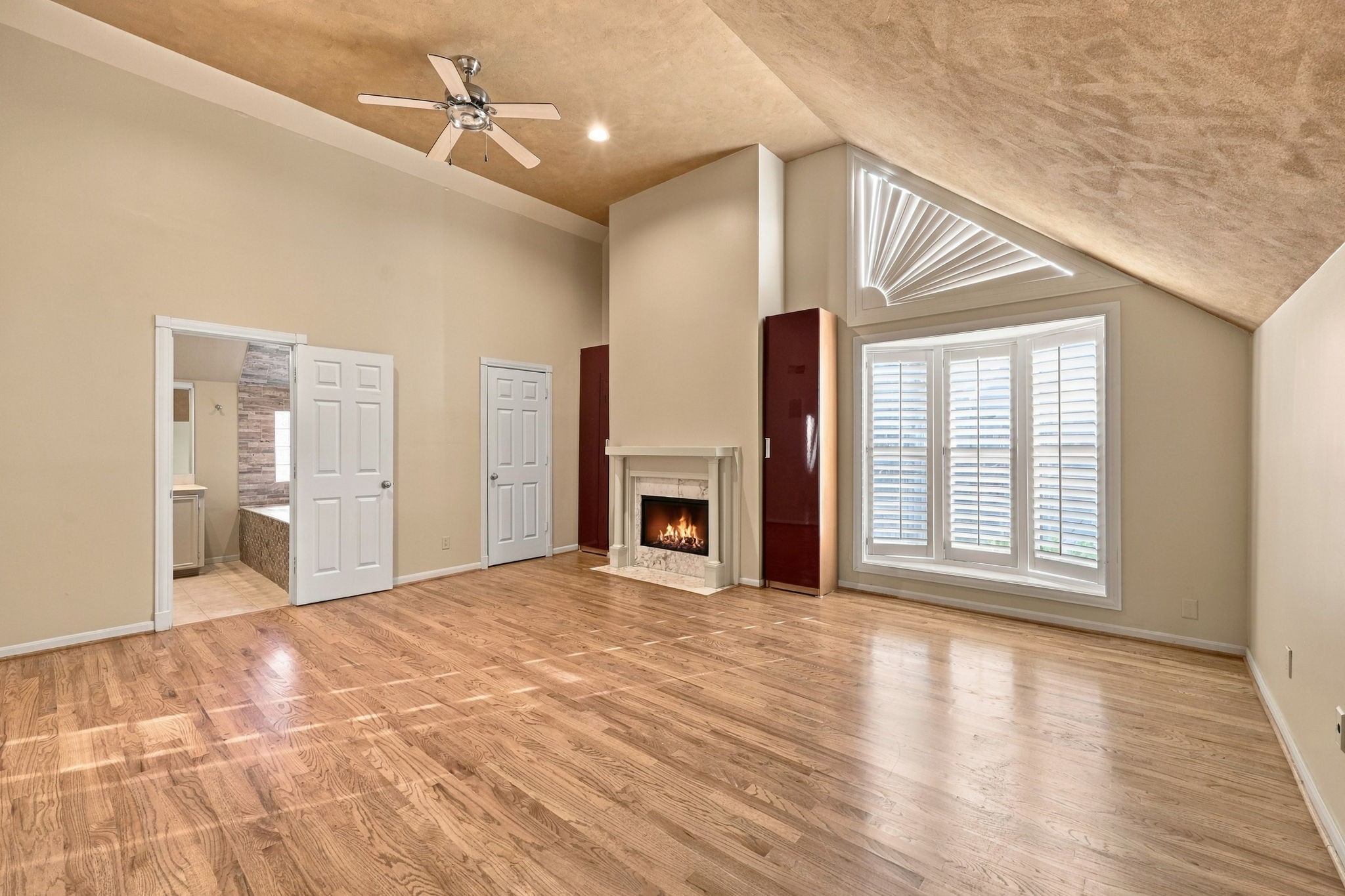 2nd Floor: Primary Bedroom