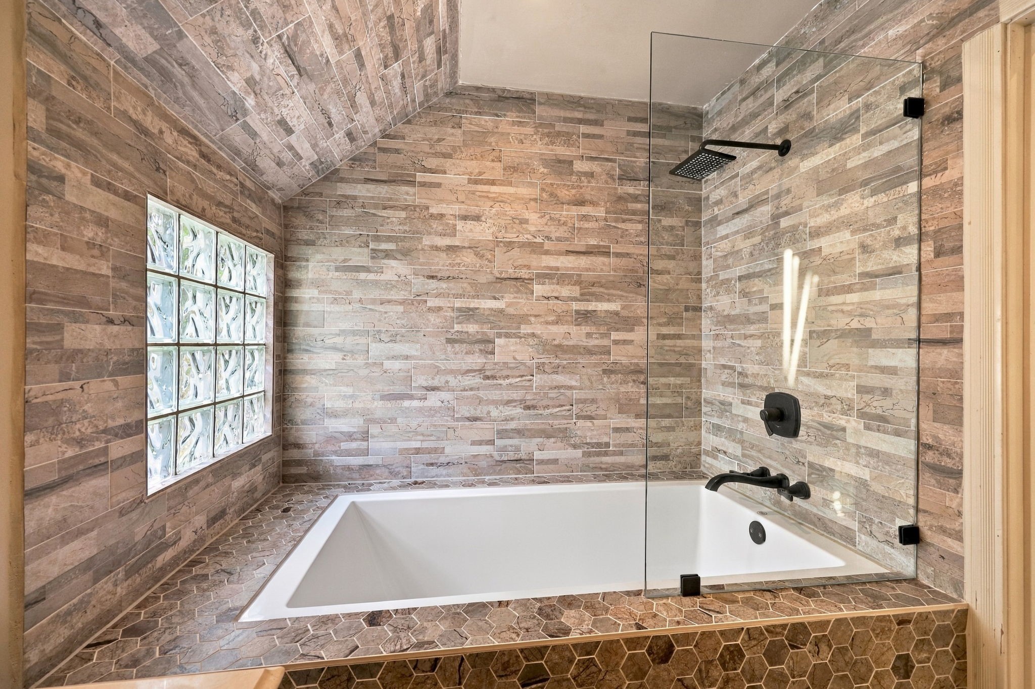 2nd Floor: Primary Bathroom
