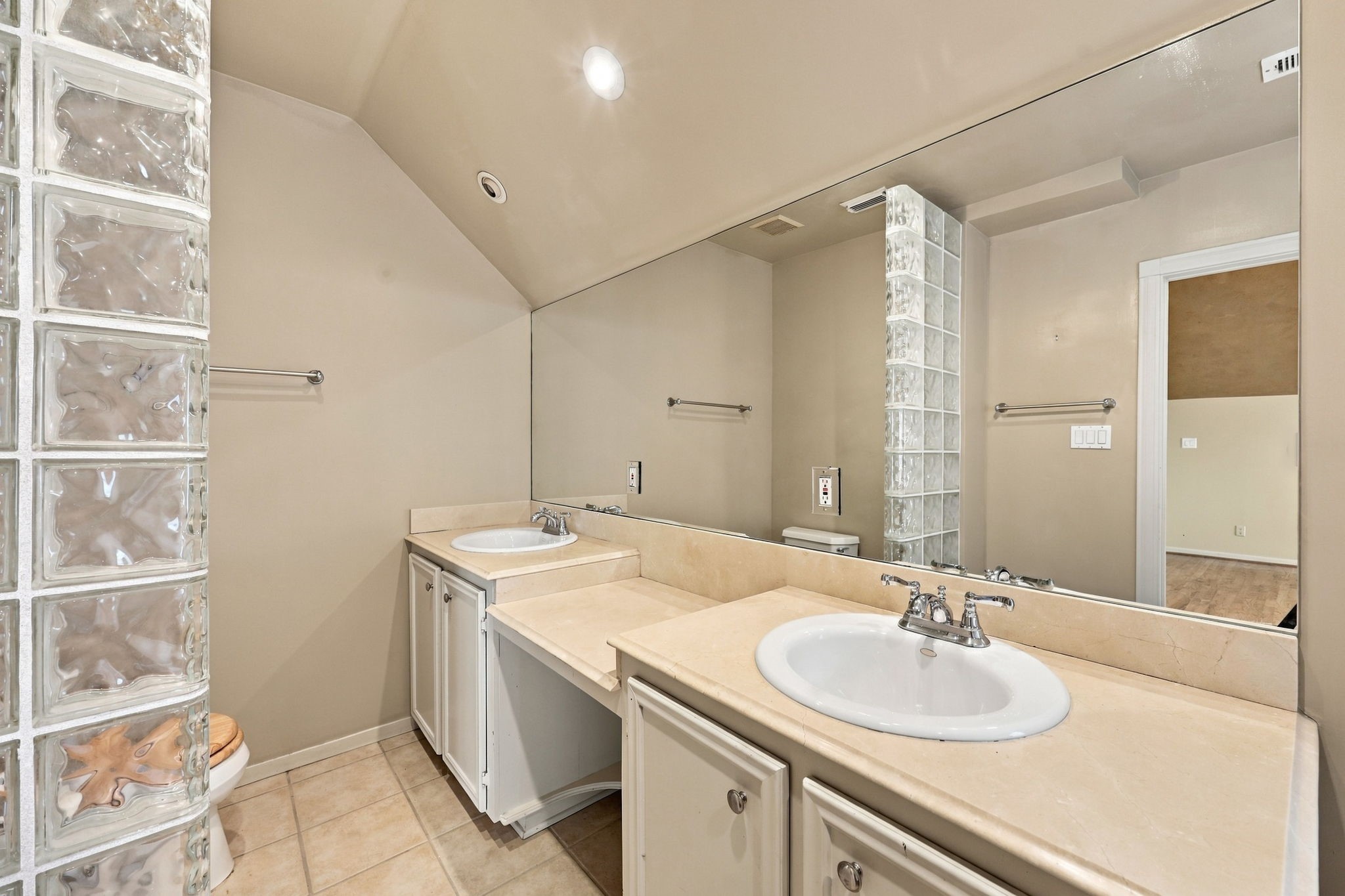 2nd Floor: Primary Bathroom