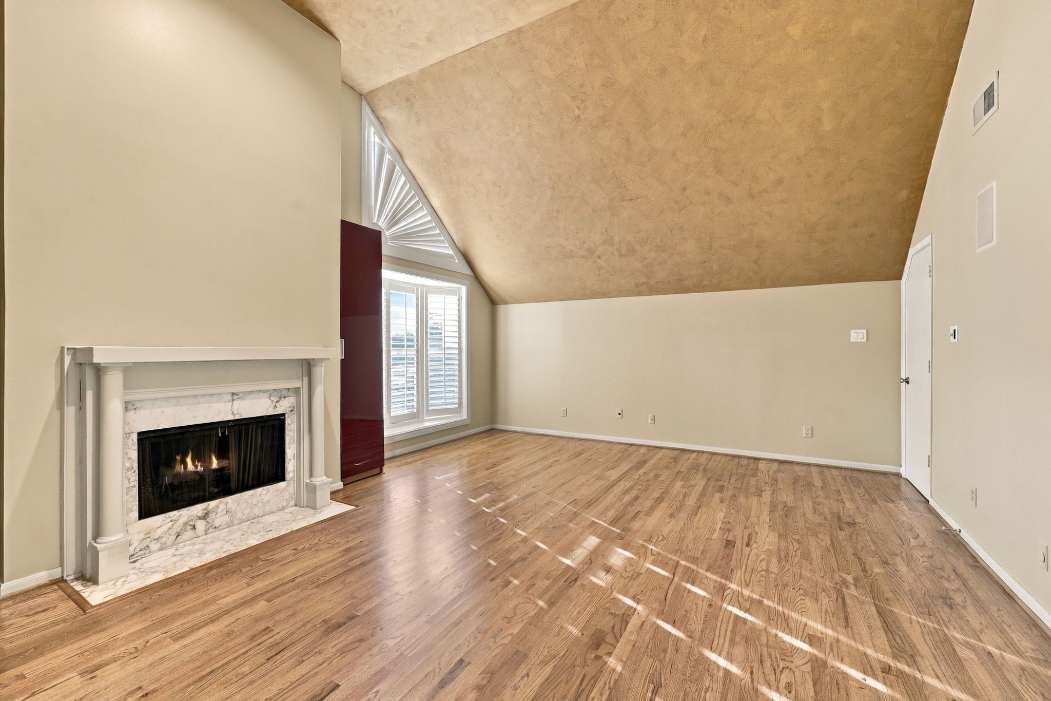 2nd Floor: Primary Bedroom