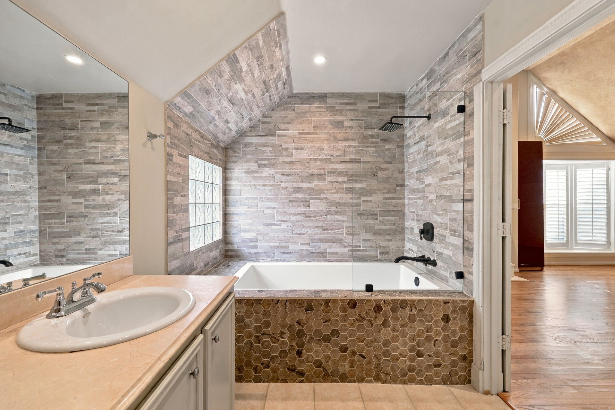2nd Floor: Primary Bathroom
