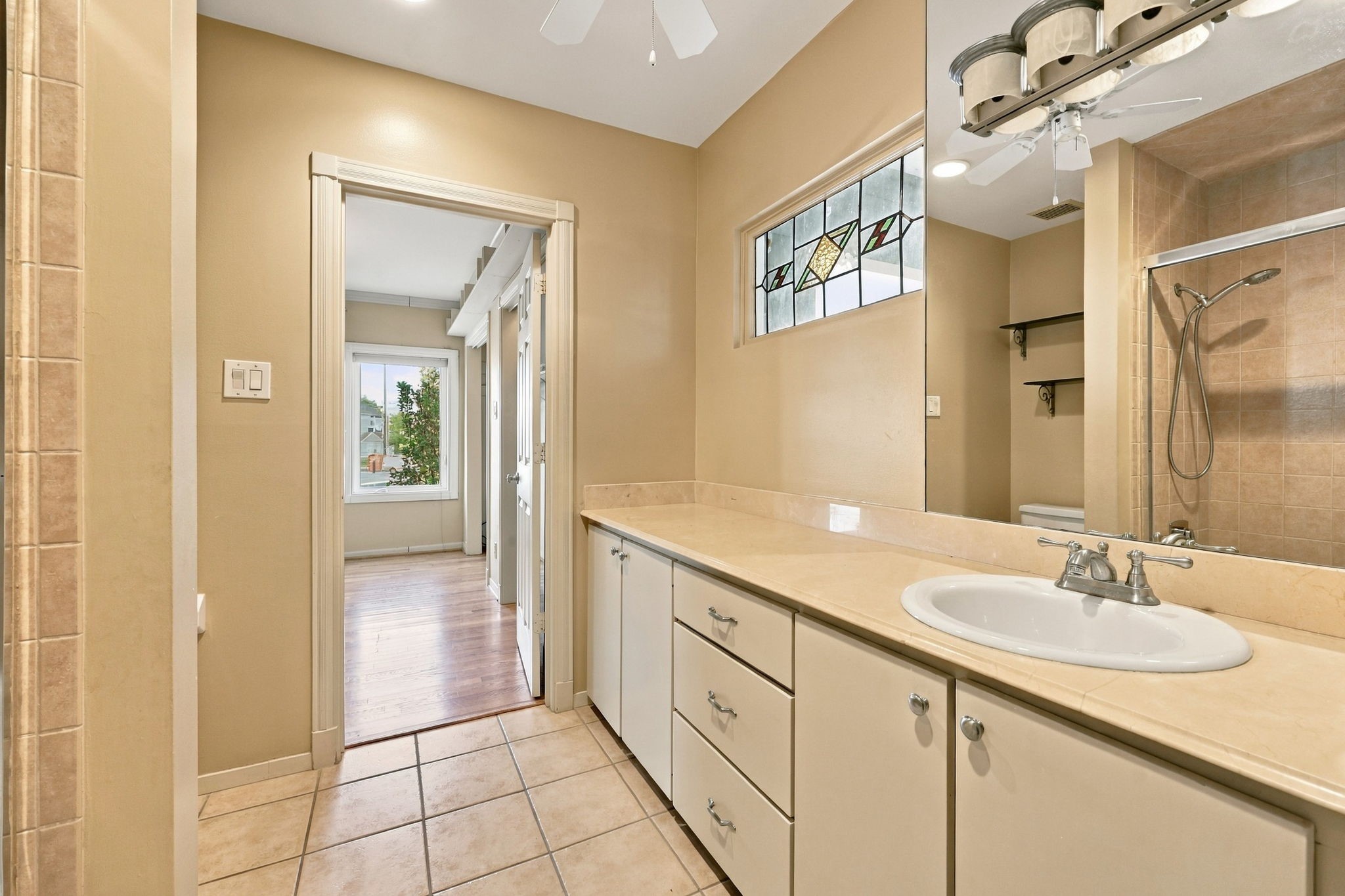 2nd Floor: 2nd bathroom