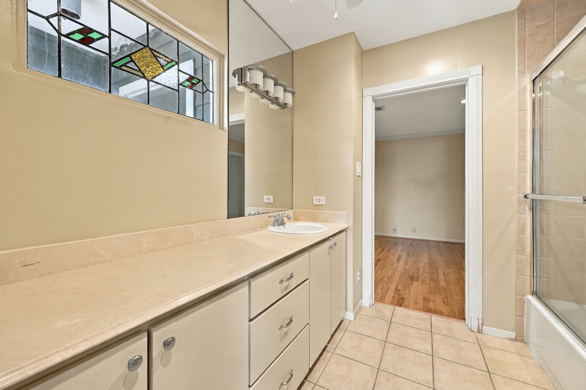 2nd Floor: 2nd bathroom