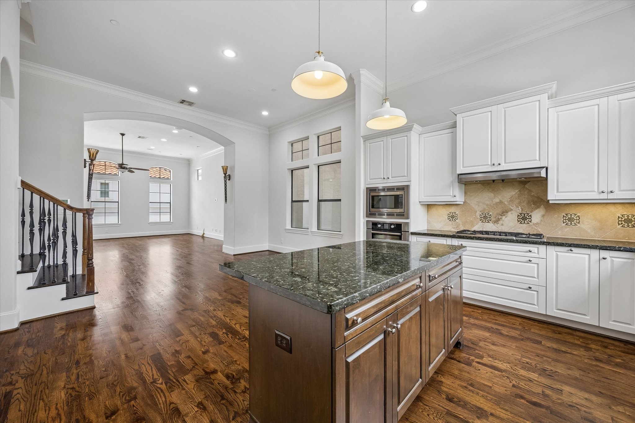 911 Queen Annes Road, Houston, TX 77024