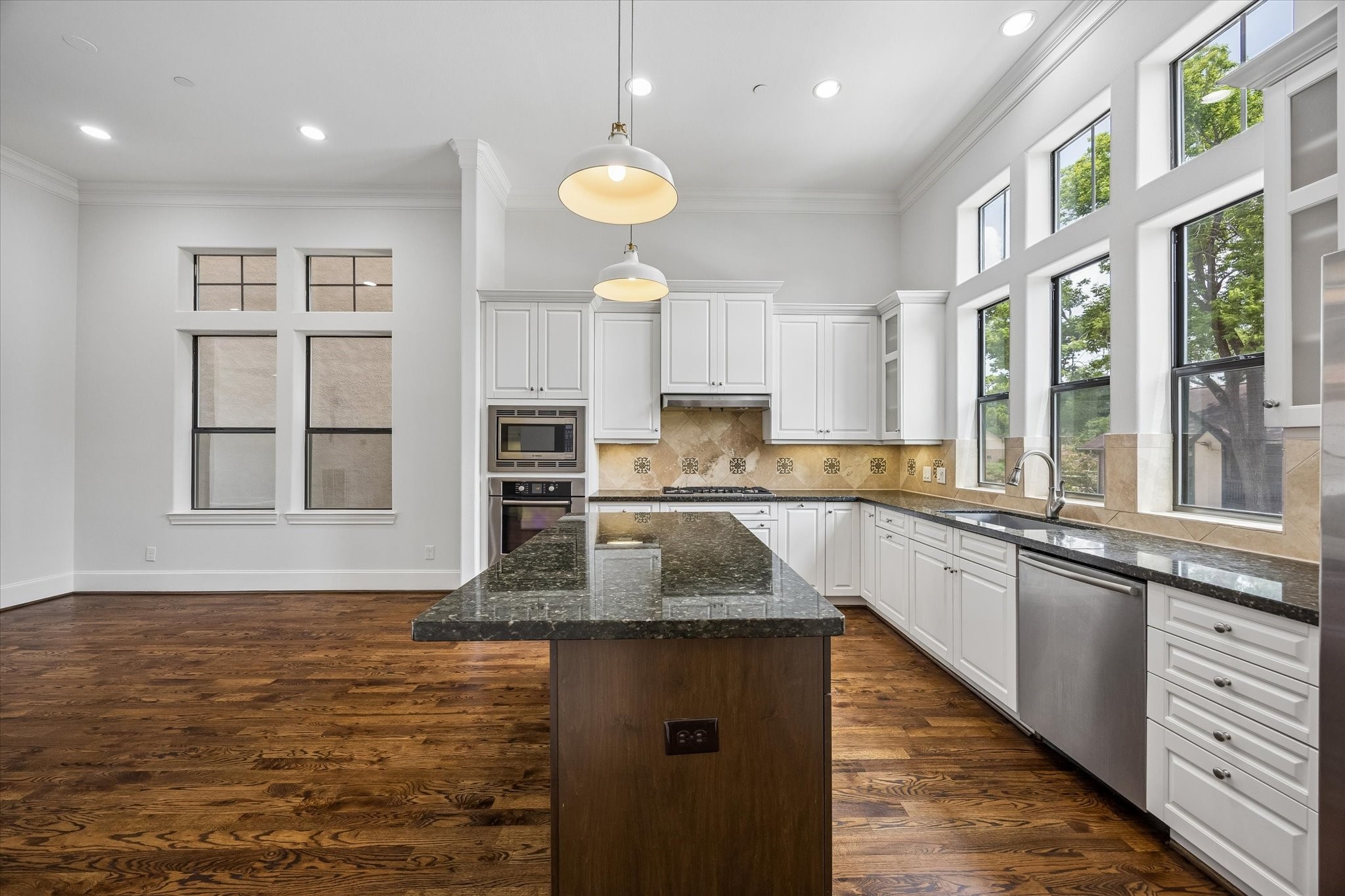 911 Queen Annes Road, Houston, TX 77024