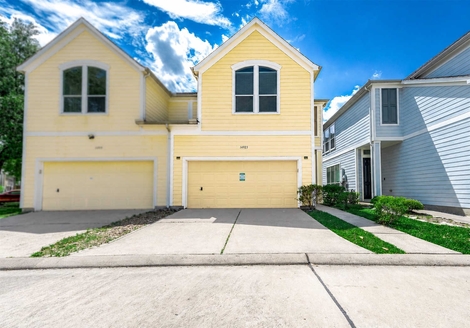 Spacious Two-story, Townhome. The facade features large windows on the second floor. The property is part of a community constructed by Perry Homes Builders. Complex community is well-maintained with healthy green lawns. Virtually staged to inspire design possibilities Spacious Two-story, Townhome. The facade features large windows on the second floor. The property is part of a community constructed by Perry Homes Builders. Complex community is well-maintained with healthy green lawns. Virtually staged to inspire design possibilities