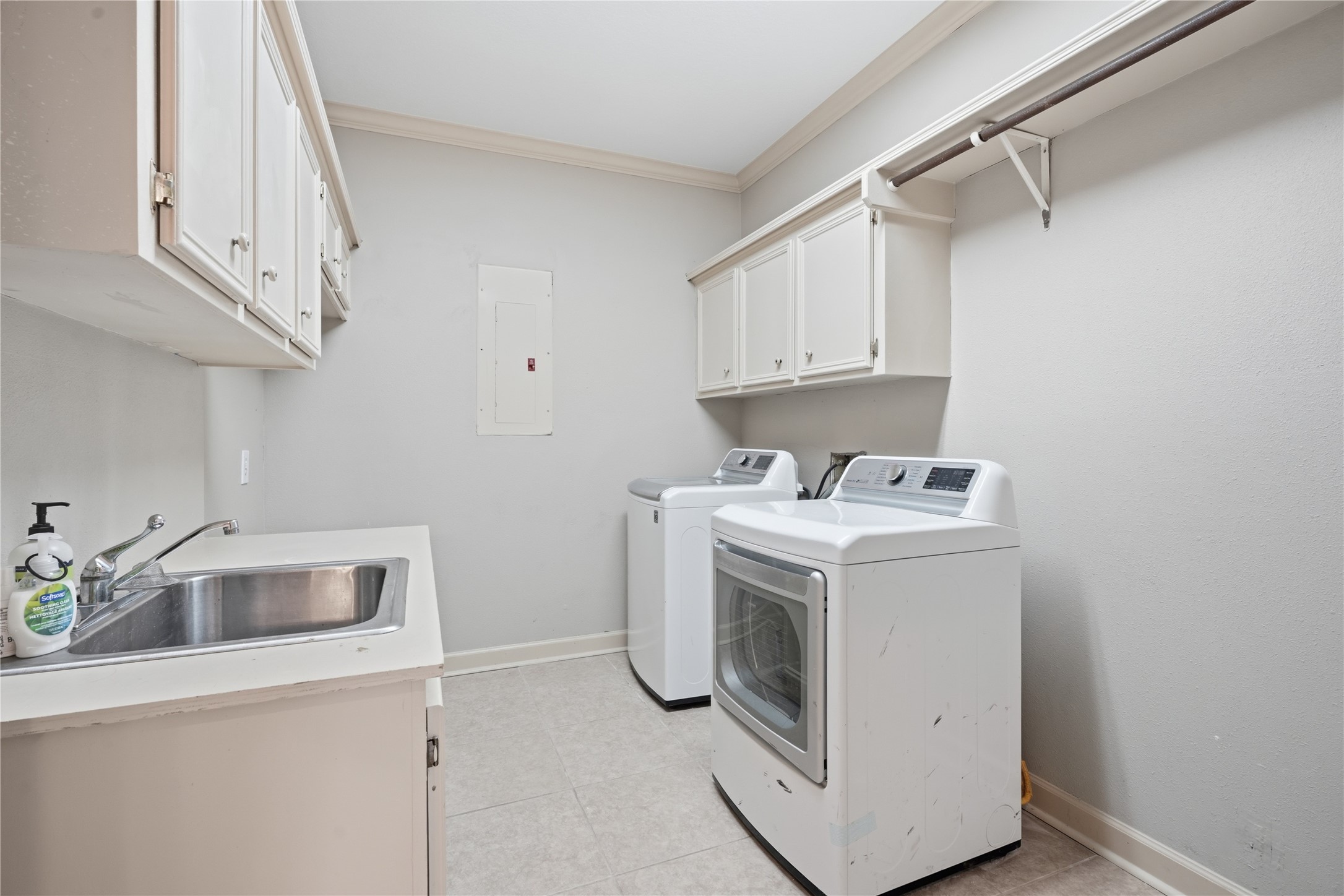 Massive utility room with sink and areas to hange cloths