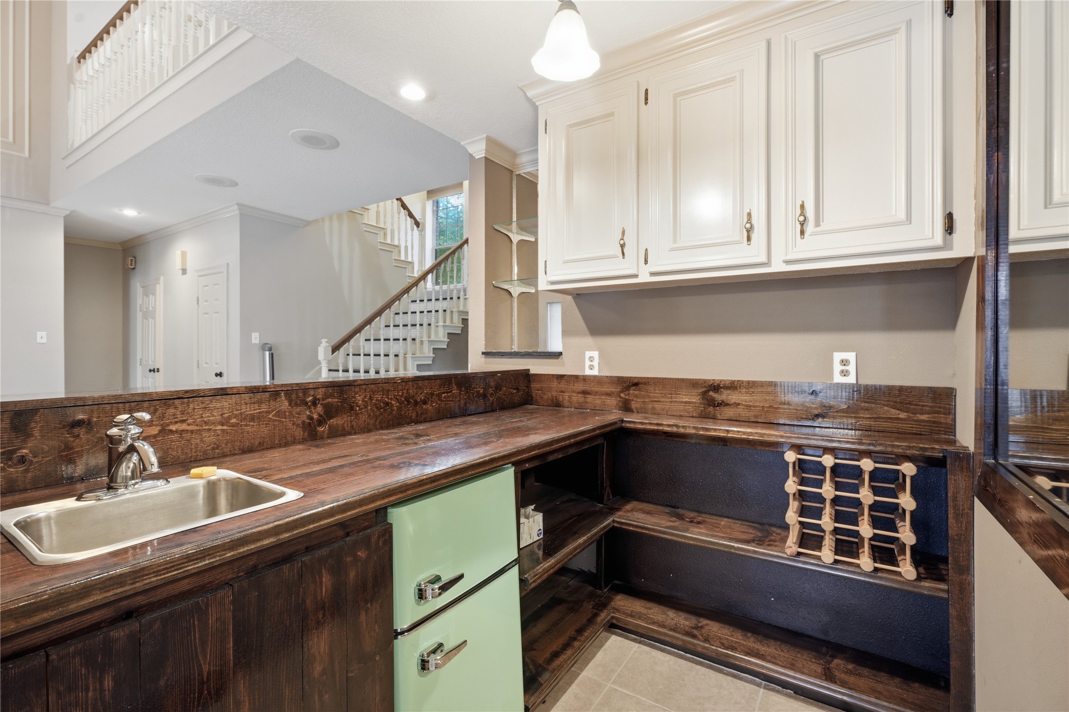 Large wet bar for entertaining. Large wet bar for entertaining.