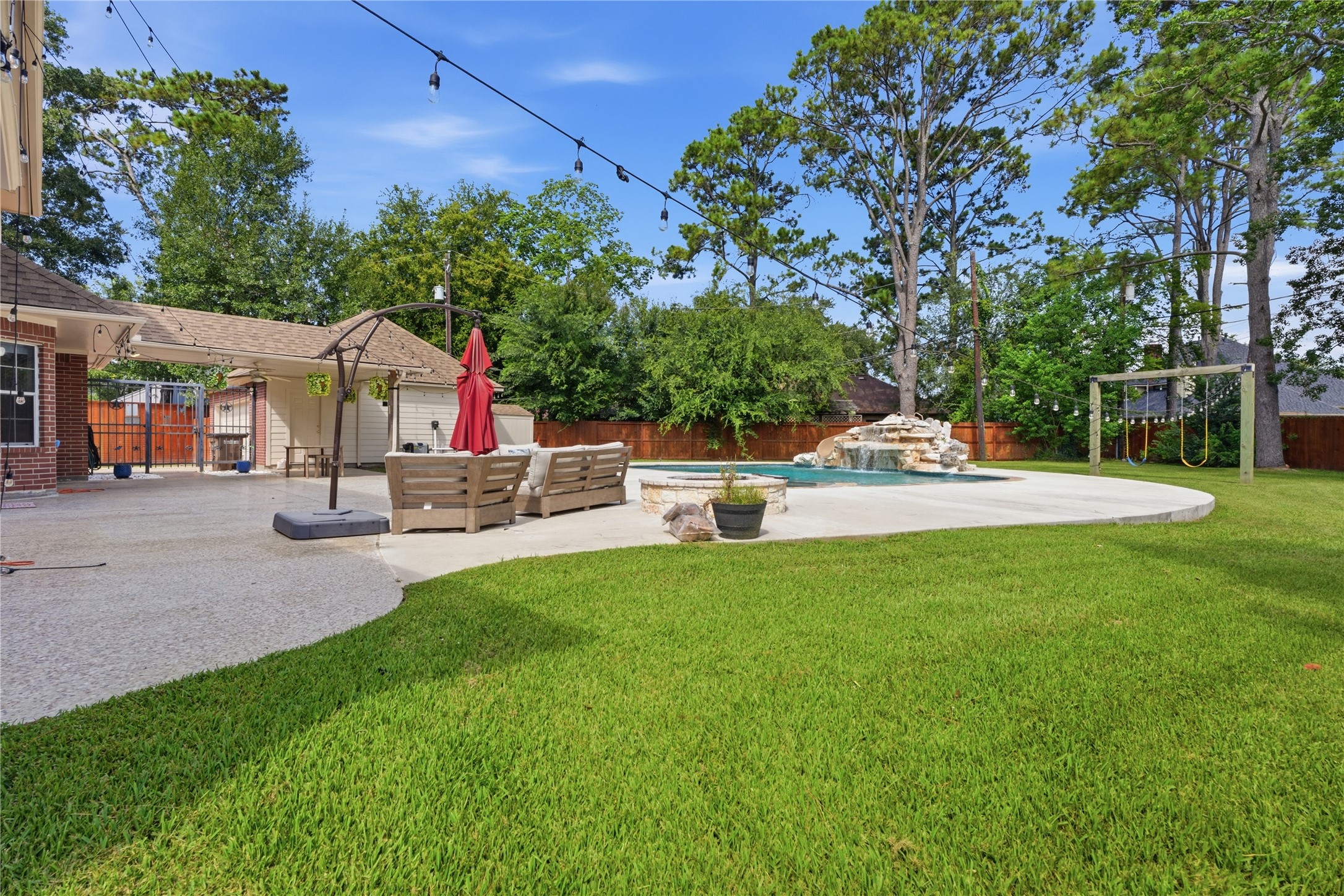 Large yard, great for entertaining