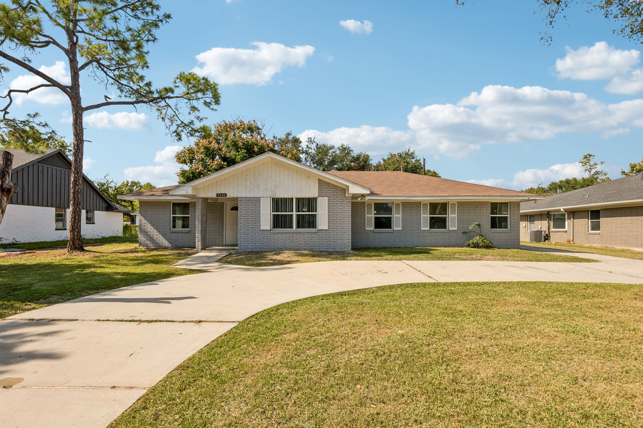 5226 W Bellfort Avenue, Houston, TX 77035