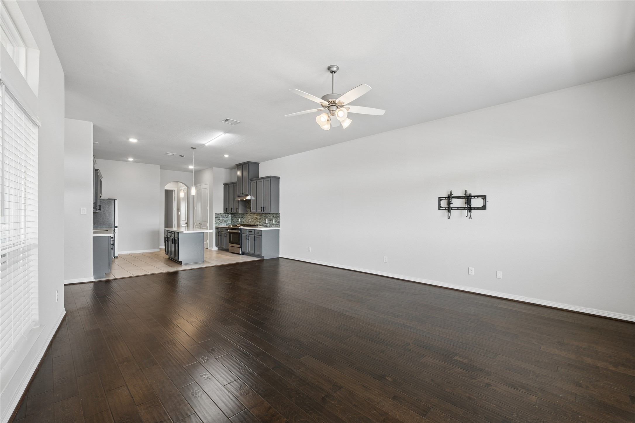 Living room to Kitchen Living room to Kitchen