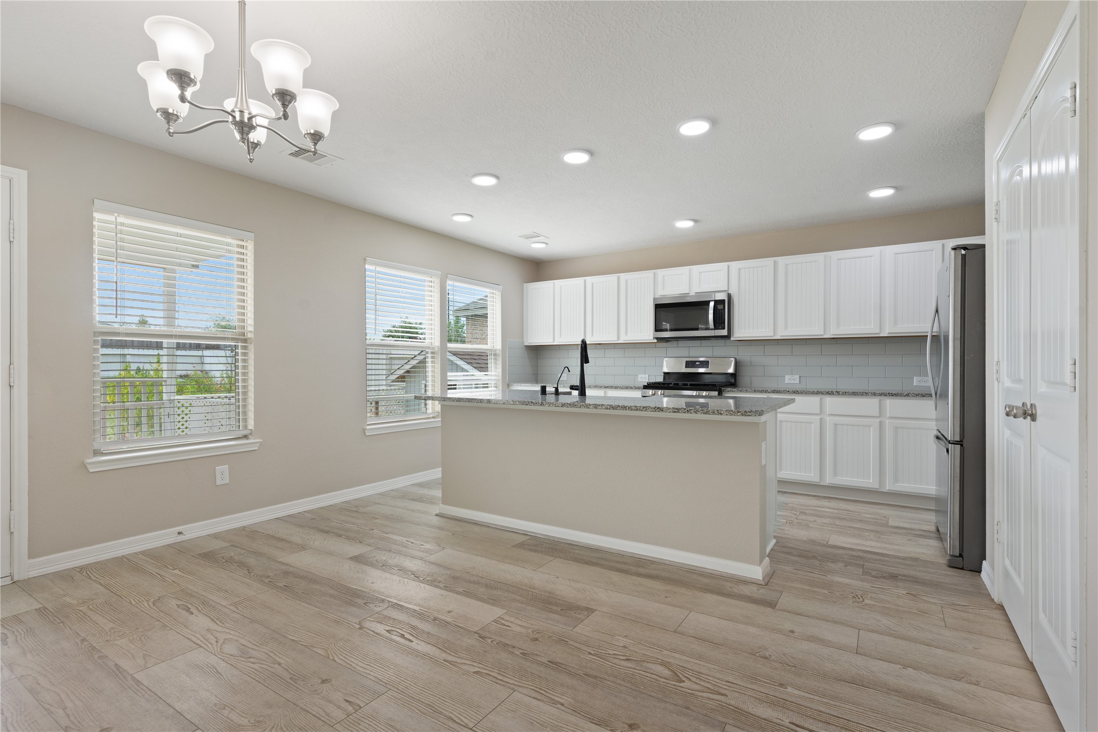 Dinning room kitchen back yard view