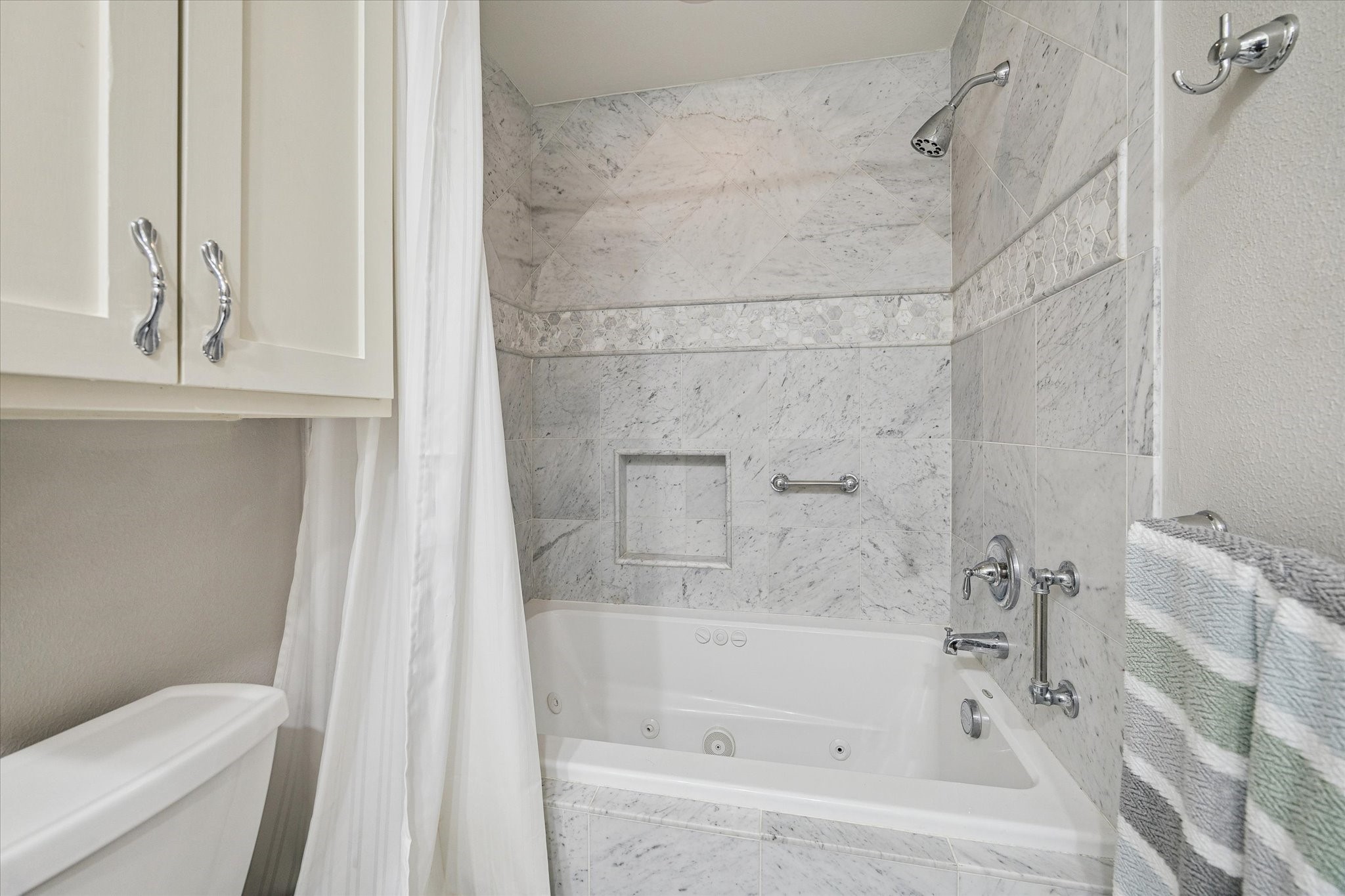 En suite bathroom to murphy bed bedroom