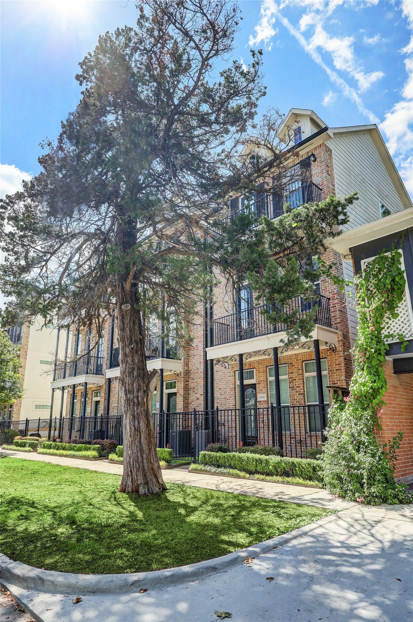 1041 Ashland Street, Houston, TX 77008