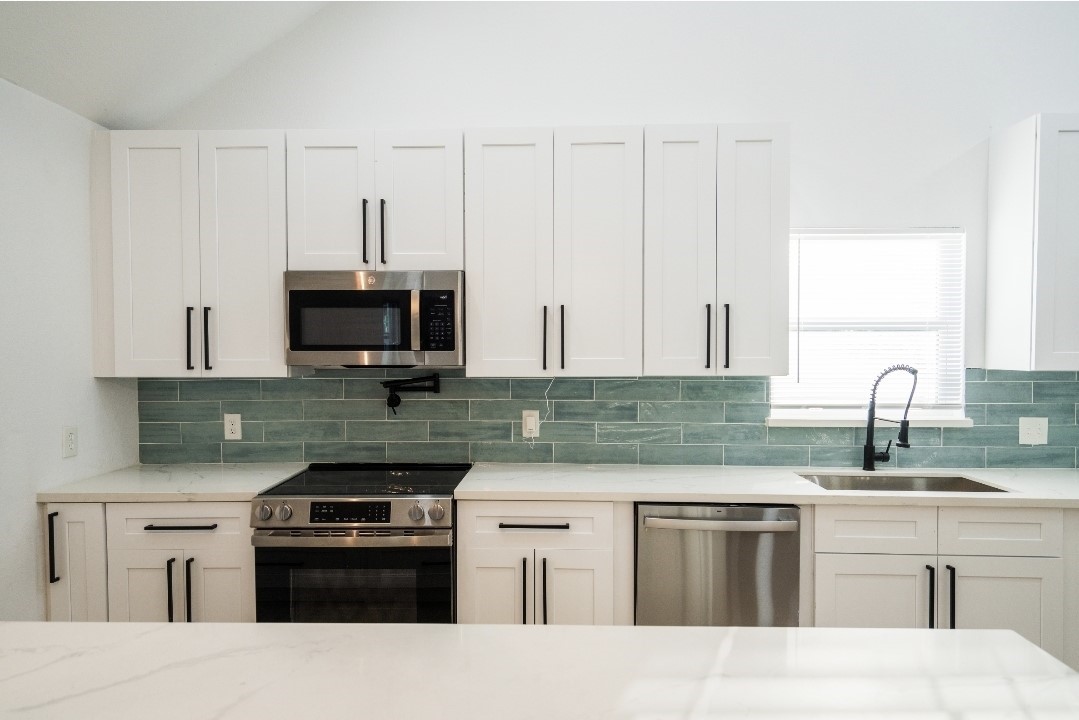 1402 Bayou Shore Drive, Galveston, TX 77551
