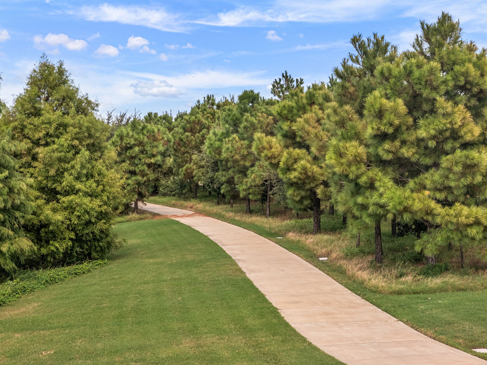 Located just west of Houston with access to FM 1093, the Grand Parkway, and the Westpark Tollway, Cross Creek Ranch in Fulshear includes miles of paved hike-and-bike trails winding through the native landscaping, creating inviting routes for walking, jogging, and cycling.