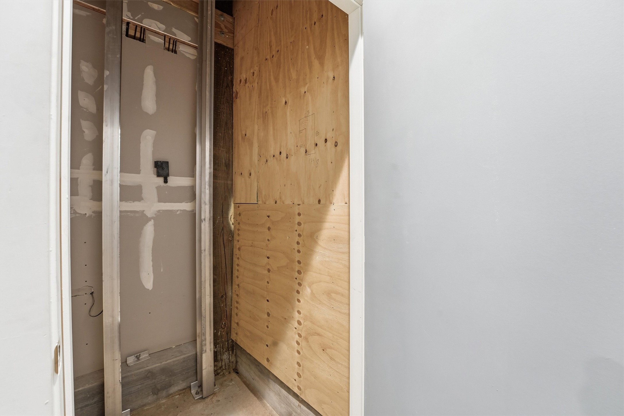 Galaxy indoor cargo lift goes to all 3 levels