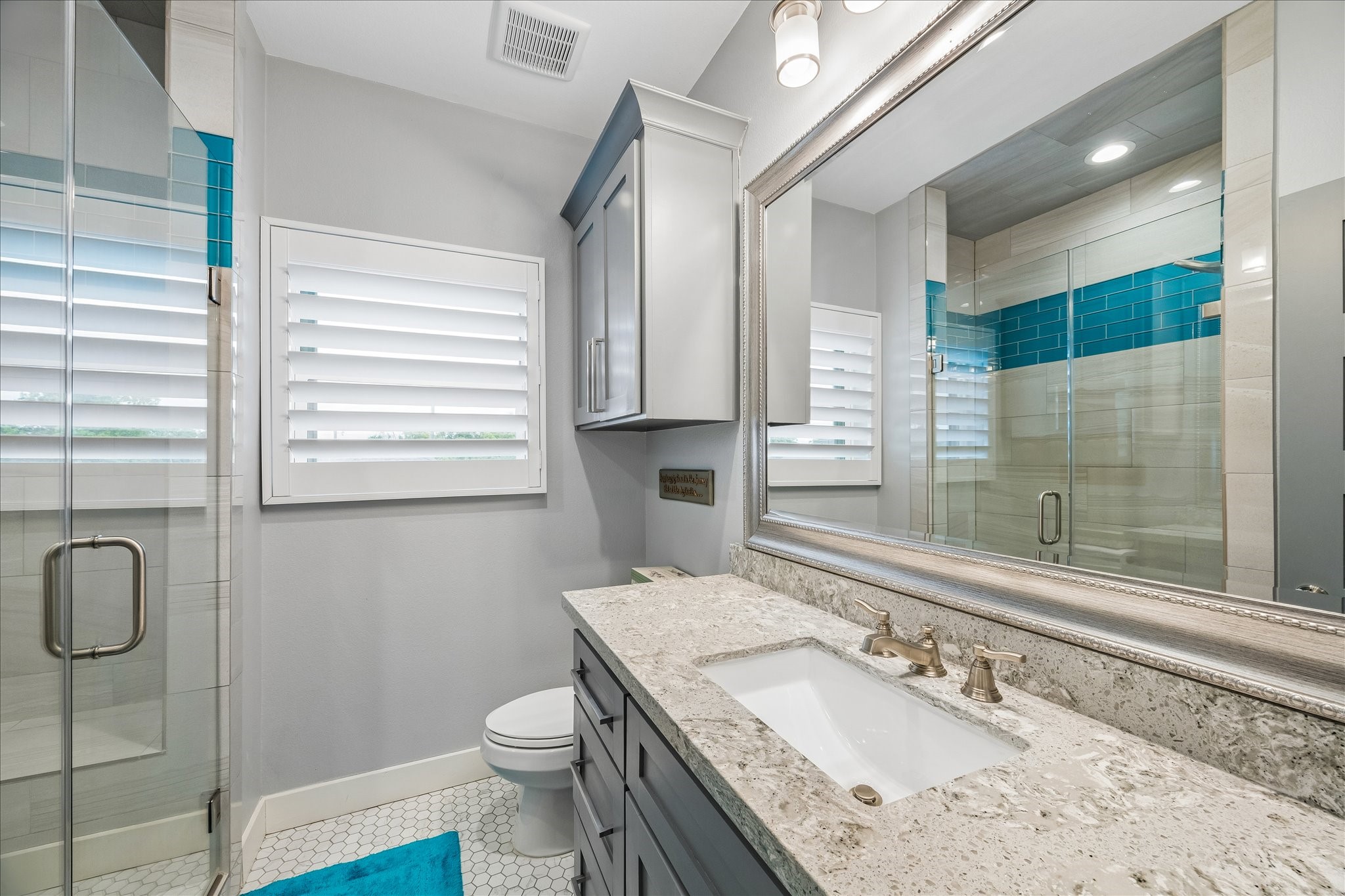 Bathroom with Walk-in shower for 2nd and 3rd bedrooms