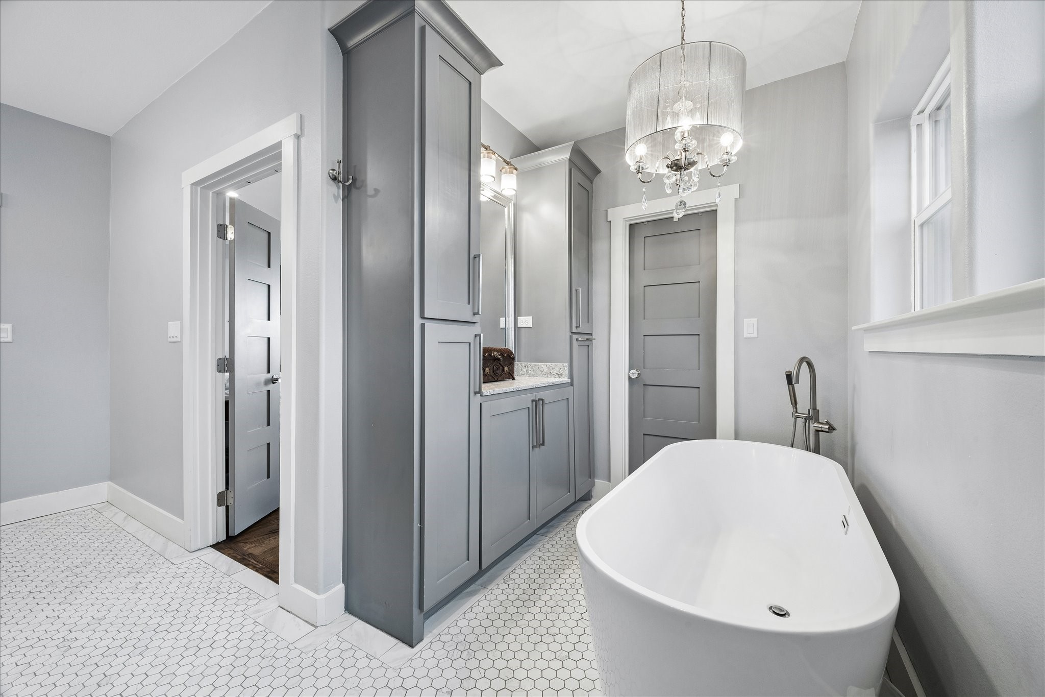 Soaking tub, powder area and walk in closet