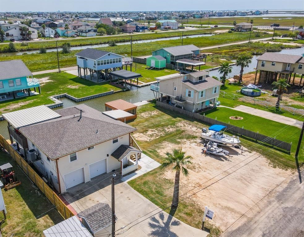 7023 W Hunter Drive, Hitchcock, TX 77563