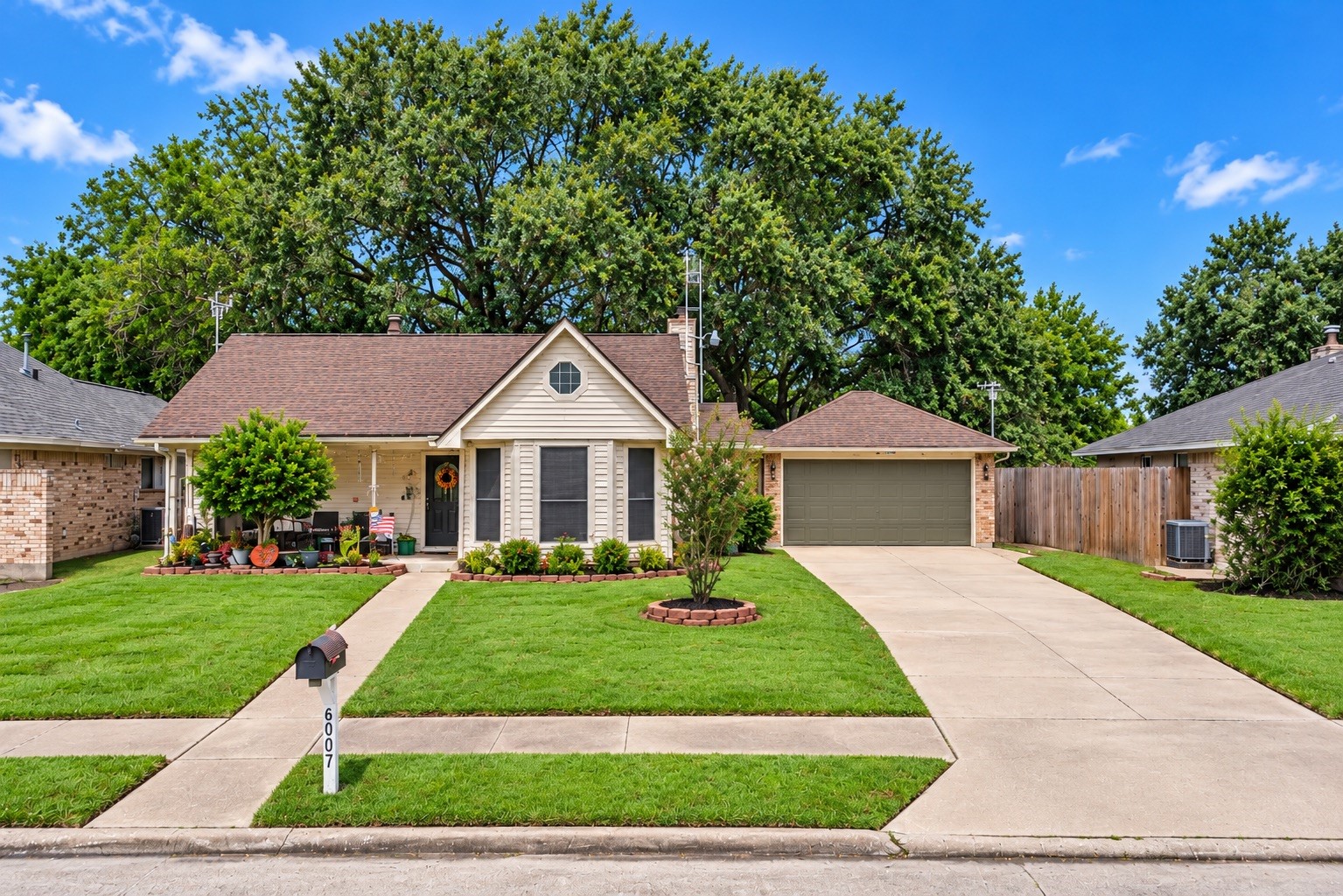 6007 Bee Hive Drive, Pasadena, TX 77505