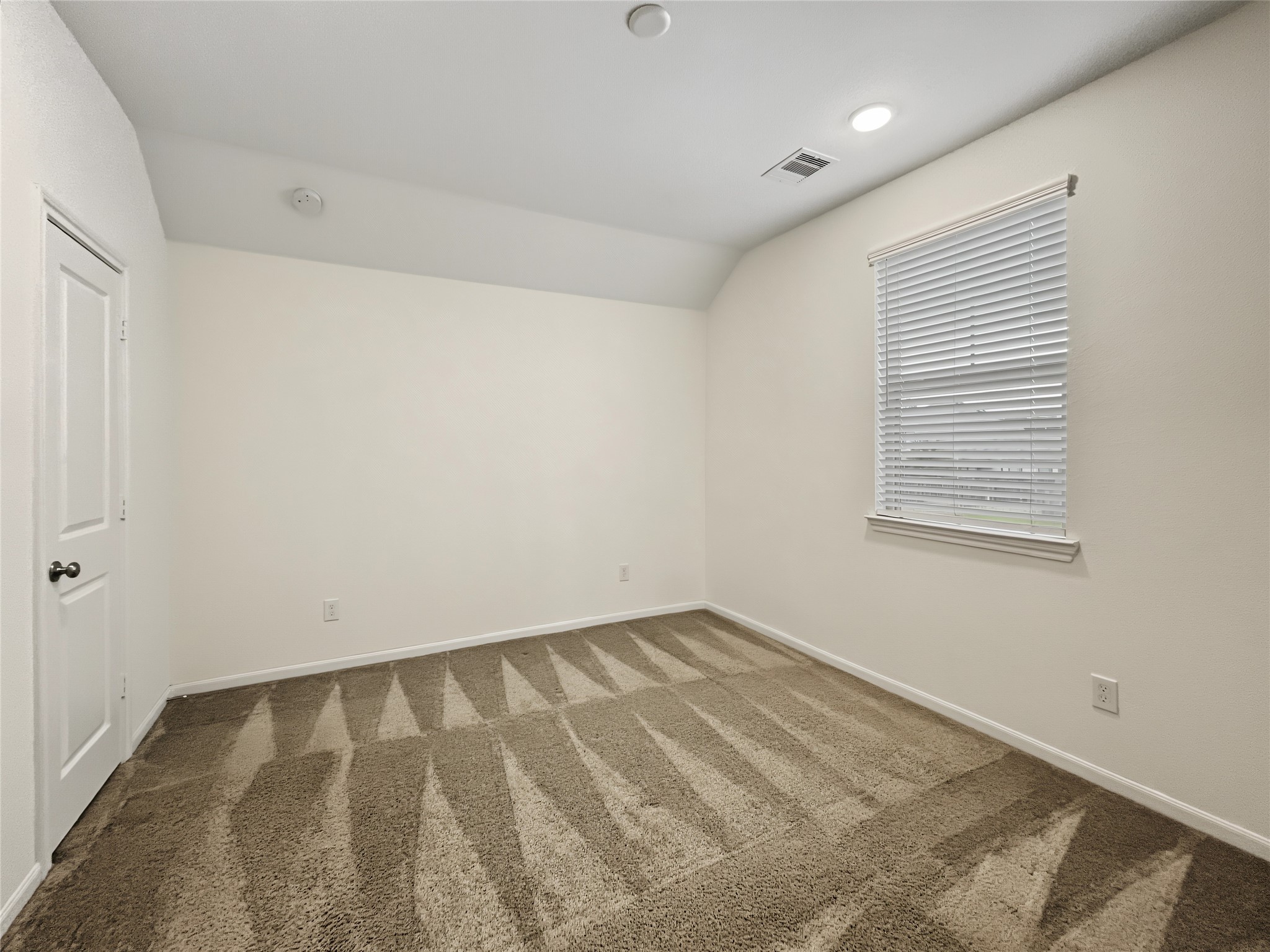 Secondary bedroom.