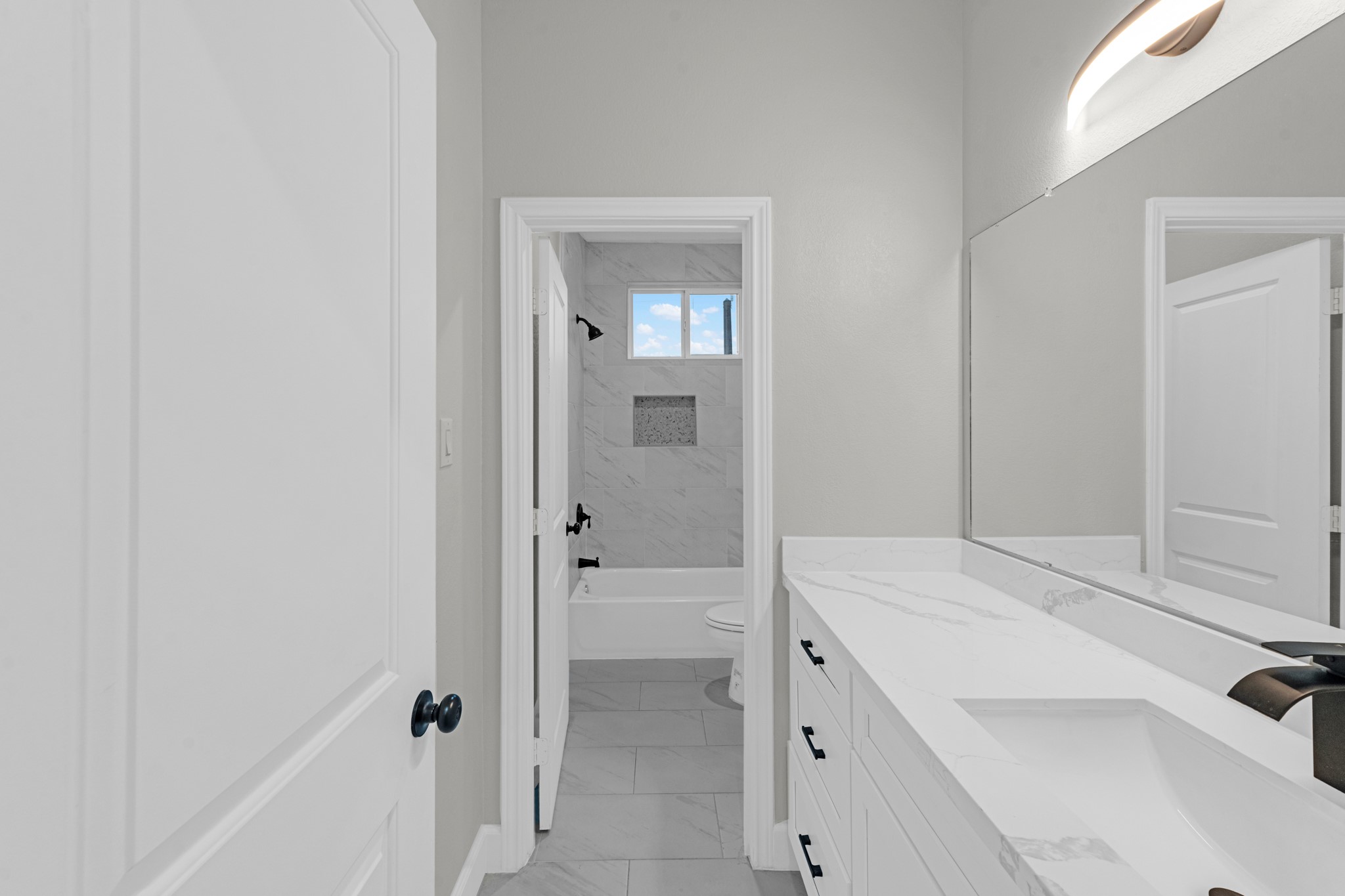 full bathroom 2 for bedroom 2 and 3