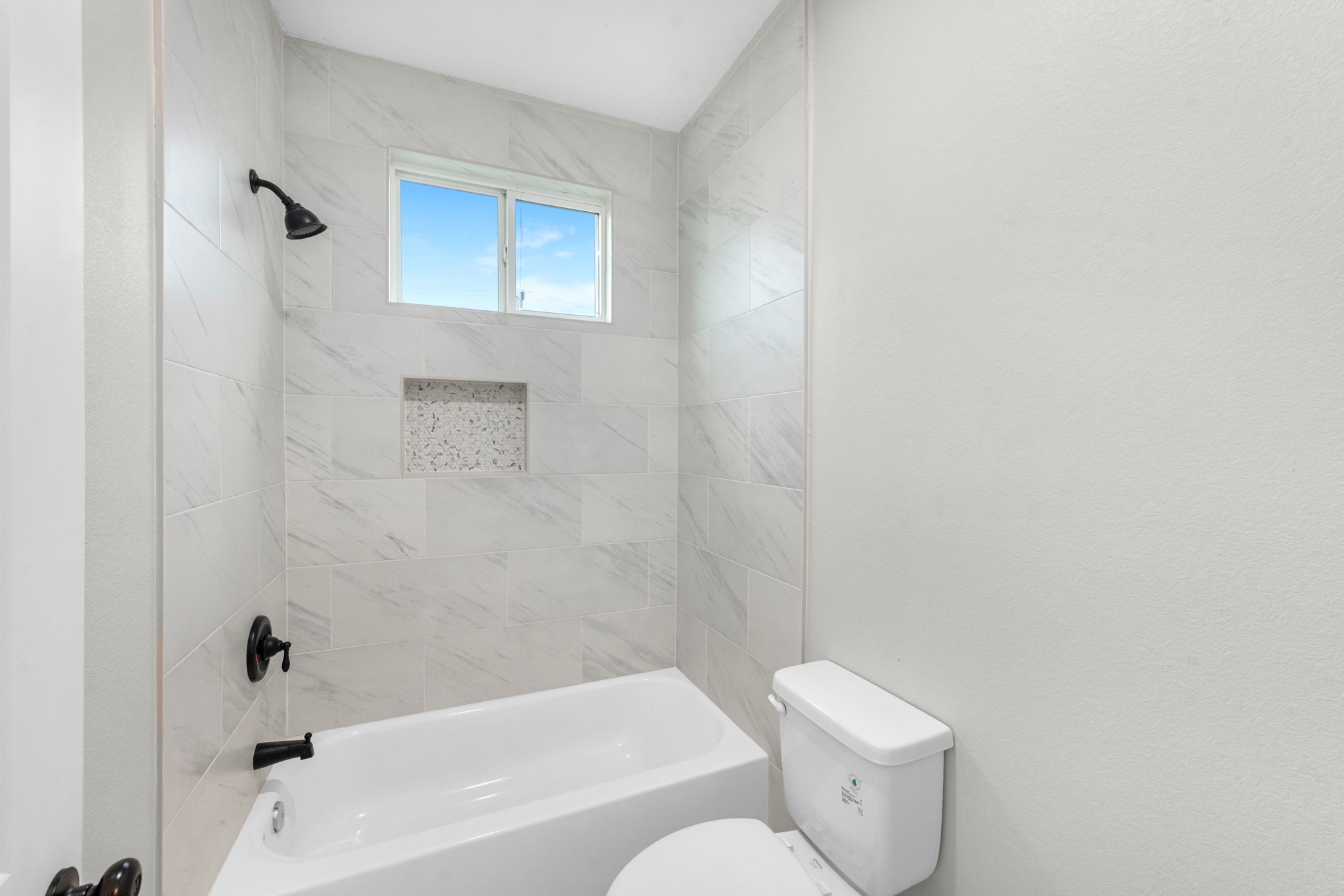 full bathroom 2 for bedroom 2 and 3