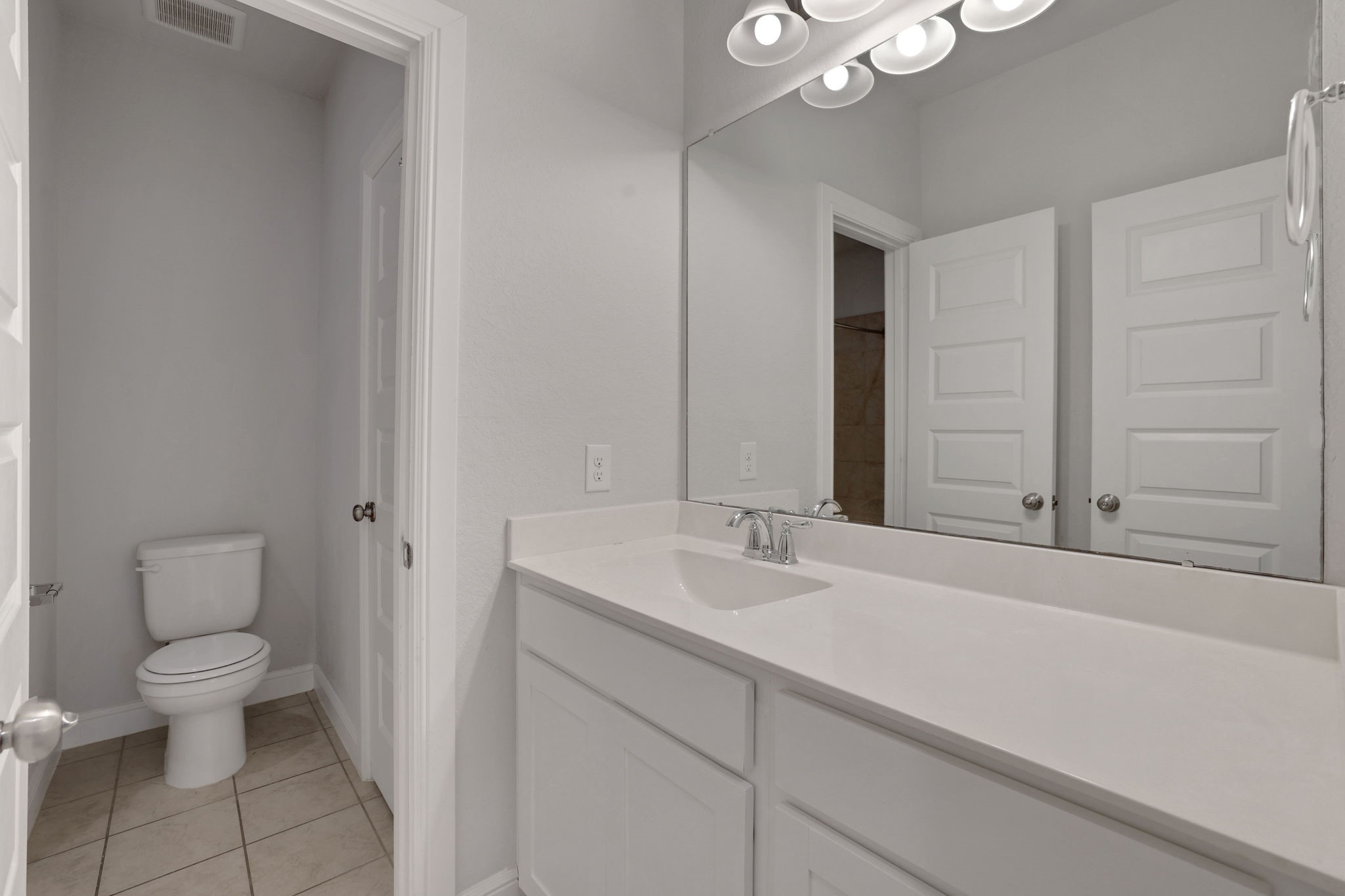 Secondary bath with hall entry