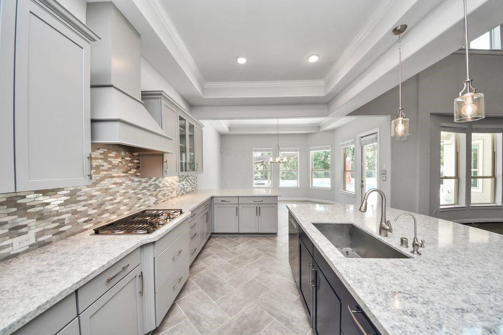 Plenty of cabinet space & drawers for pots & pans!