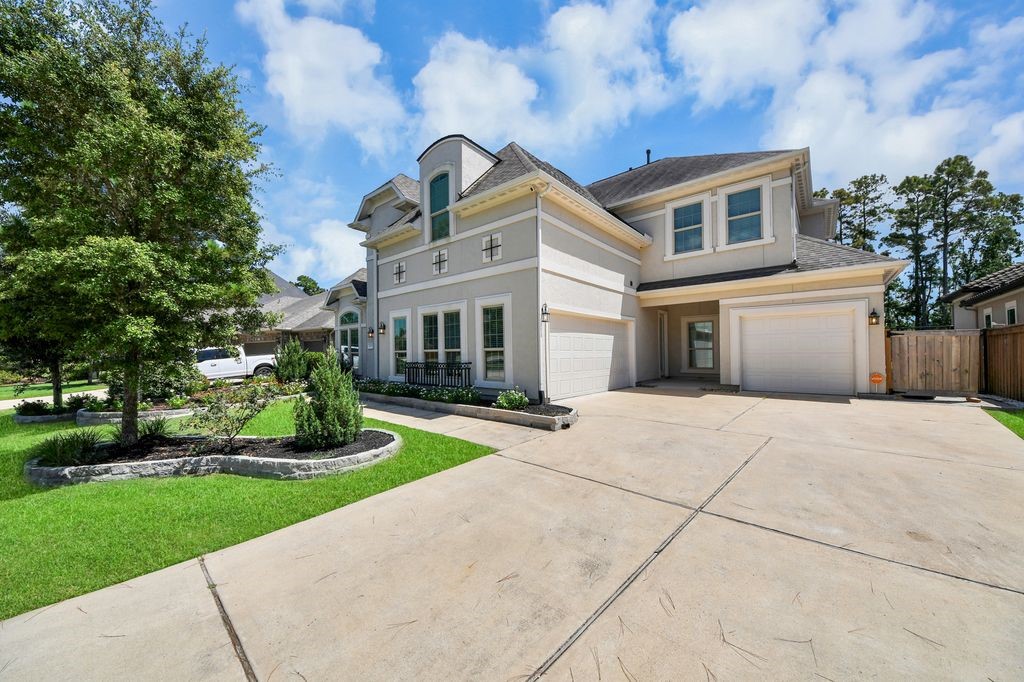 Plenty of parking with this extra-large driveway, leading to your 3-car garage. (One is separate by itself) Plenty of parking with this extra-large driveway, leading to your 3-car garage. (One is separate by itself)