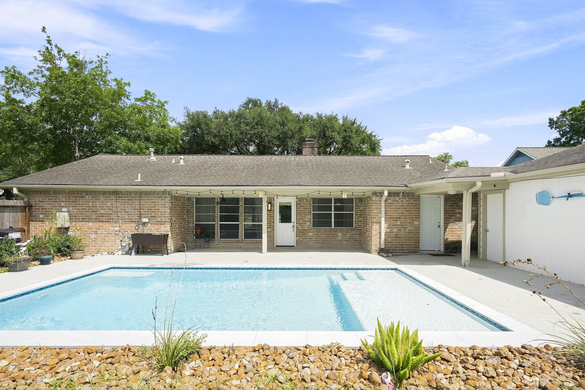 1135 Trowbridge Drive, Houston, TX 77062