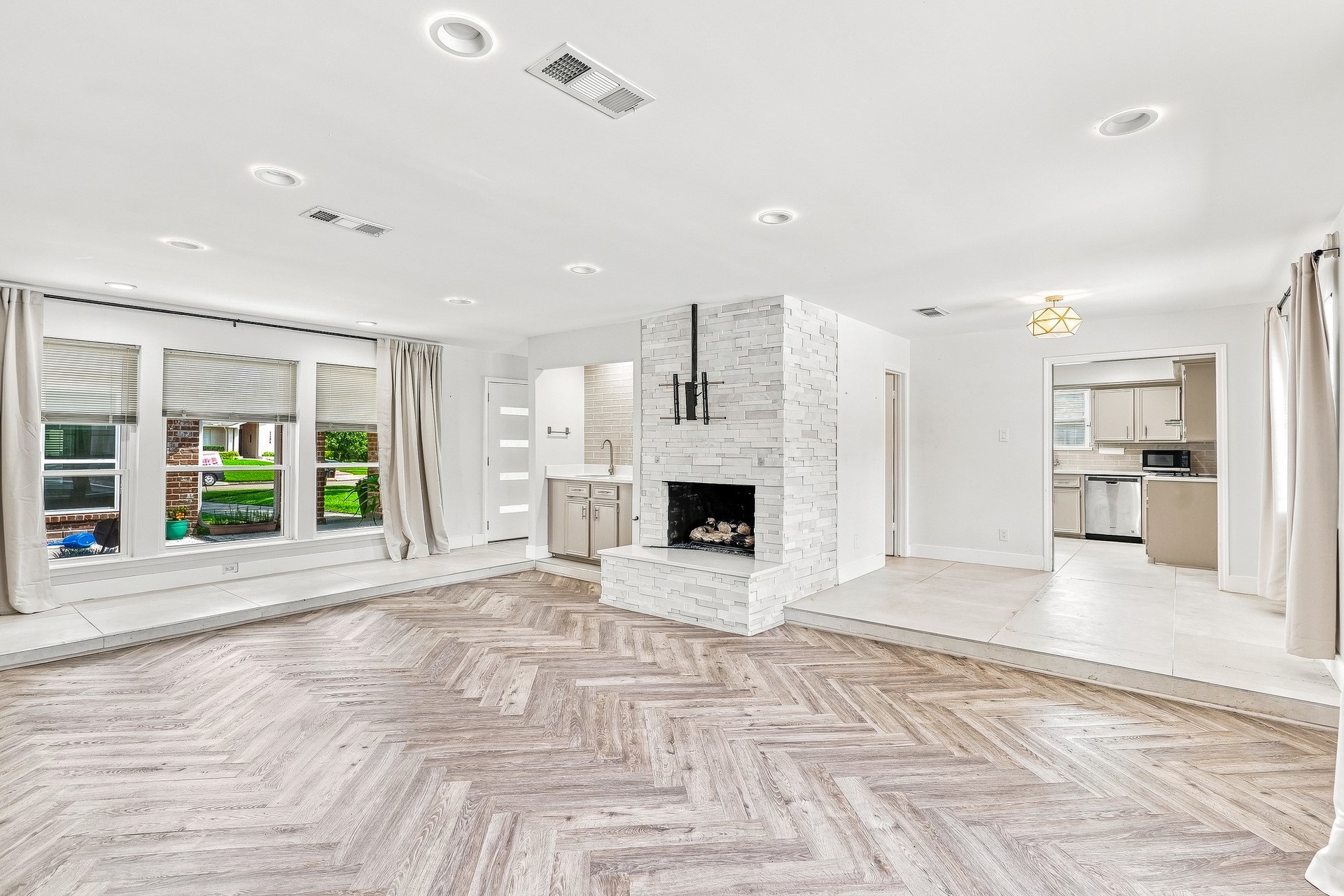 1135 Trowbridge Drive, Houston, TX 77062 1135 Trowbridge Drive, Houston, TX 77062