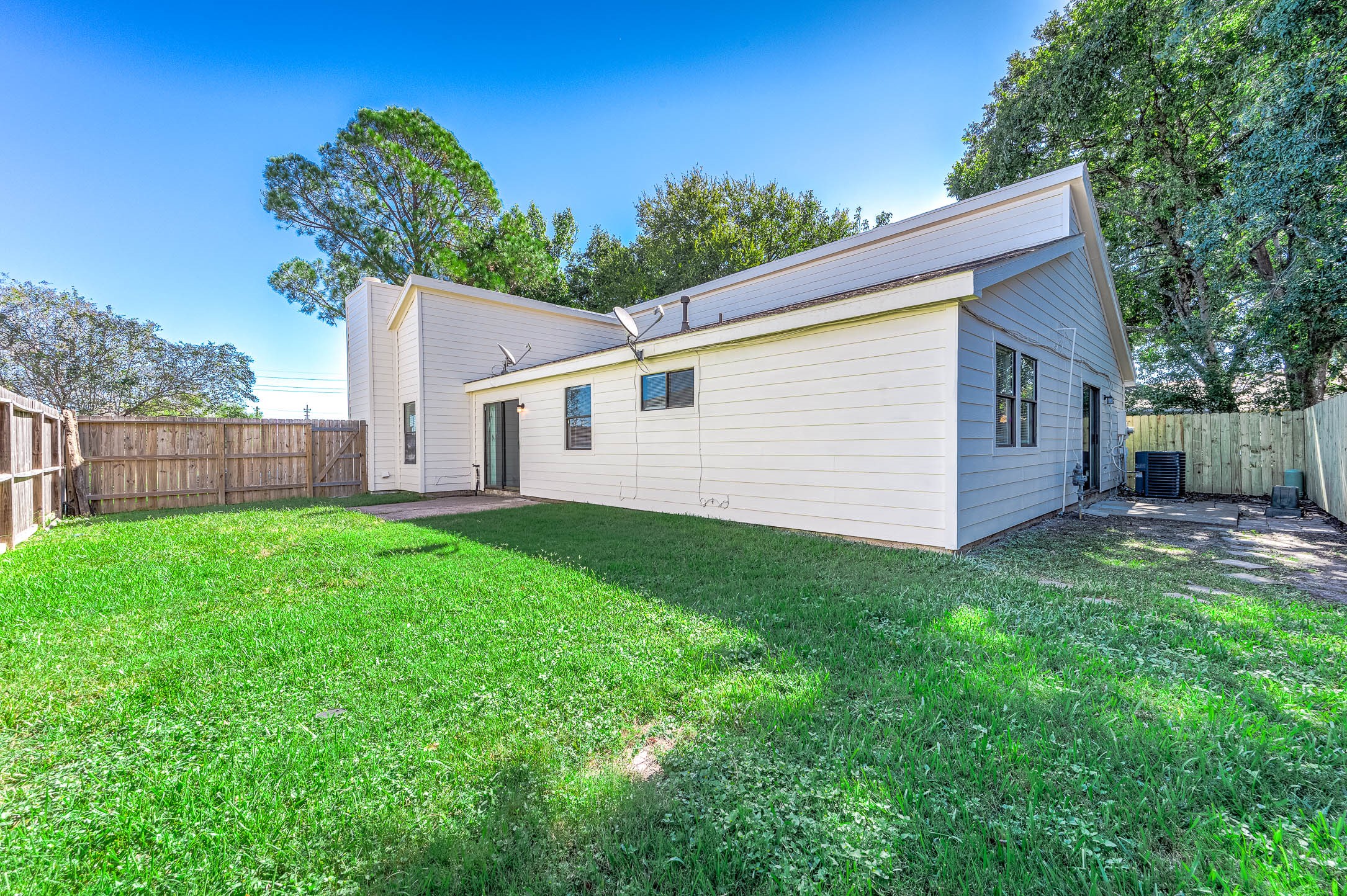 538 Shady Dale Drive, Stafford, TX 77477