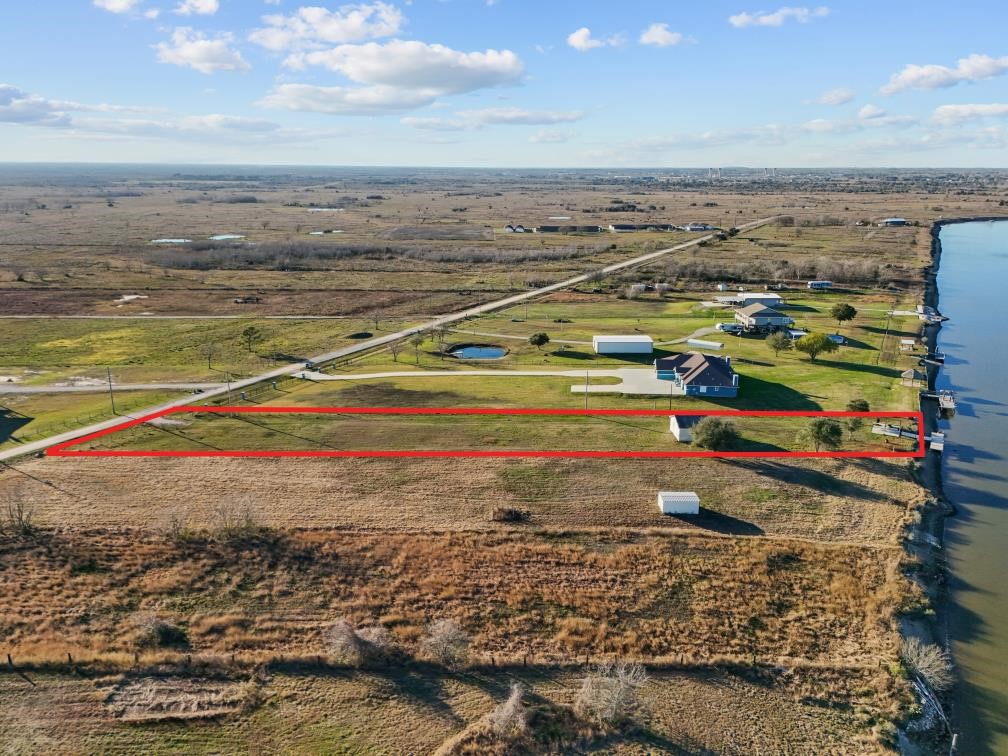 9850 S Redfish Drive, Hitchcock, TX 77563