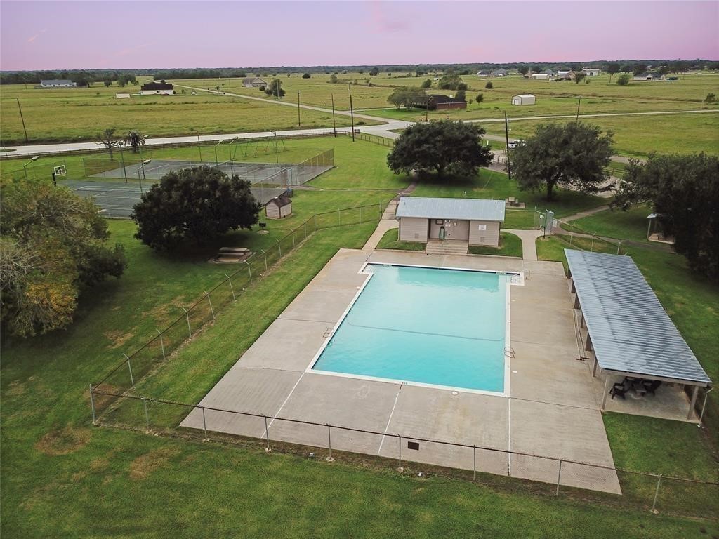 275 Horse Shoe Trail, Angleton, TX 77515