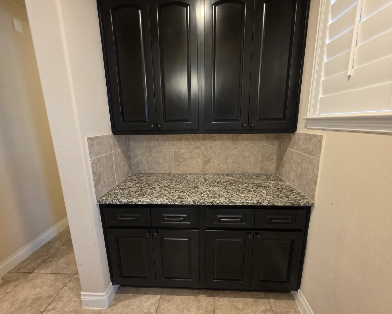 Butler's pantry between the kitchen and dining room