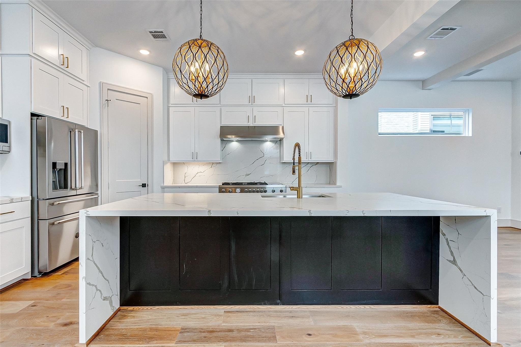 Extremely spacious breakfast bar/island that can accommodate your friends and family. Perfect for entertaining! Extremely spacious breakfast bar/island that can accommodate your friends and family. Perfect for entertaining!
