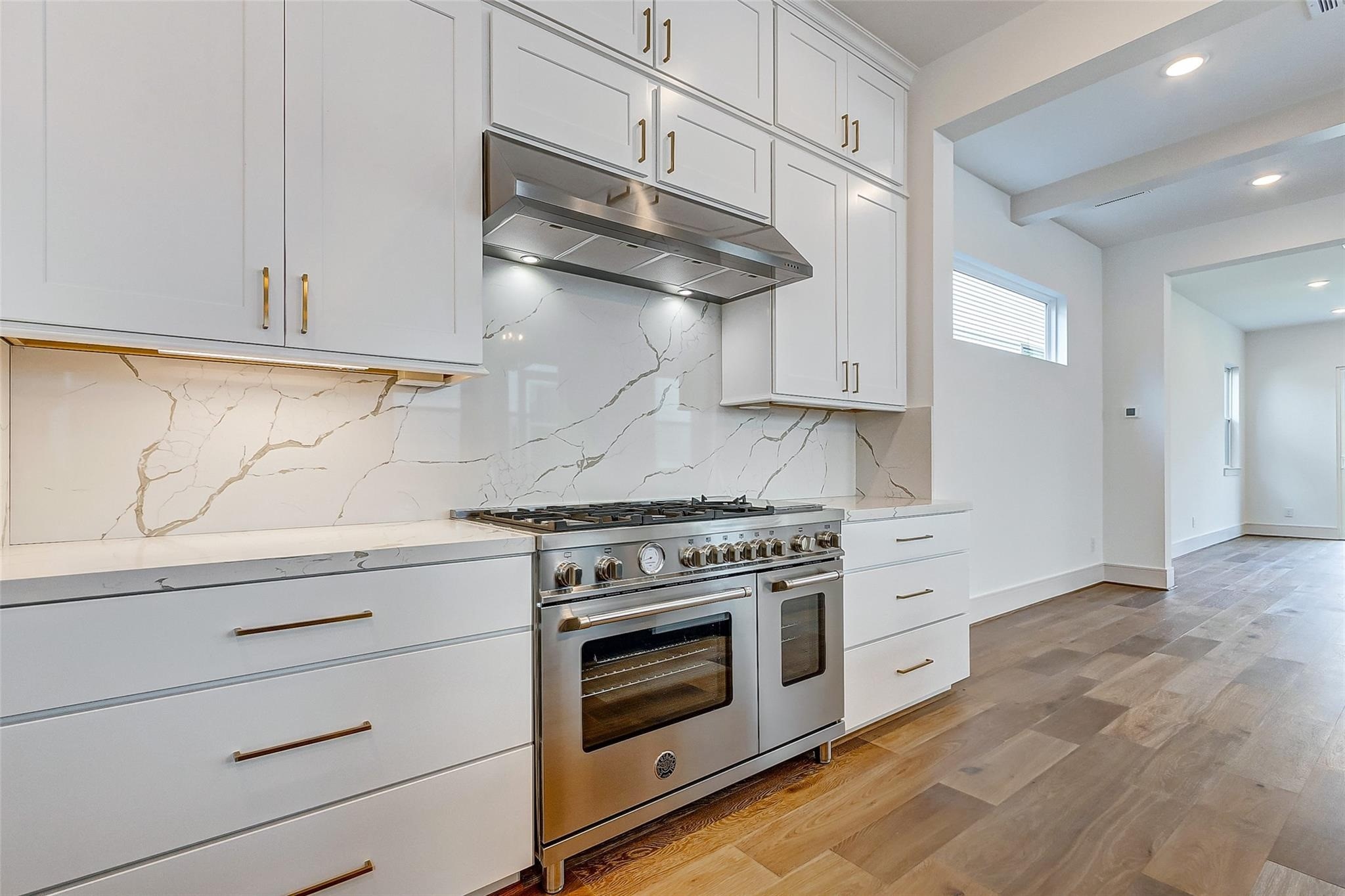 A 6 burner high end gas range and double oven. A culinary enthusiasts dream! A 6 burner high end gas range and double oven. A culinary enthusiasts dream!