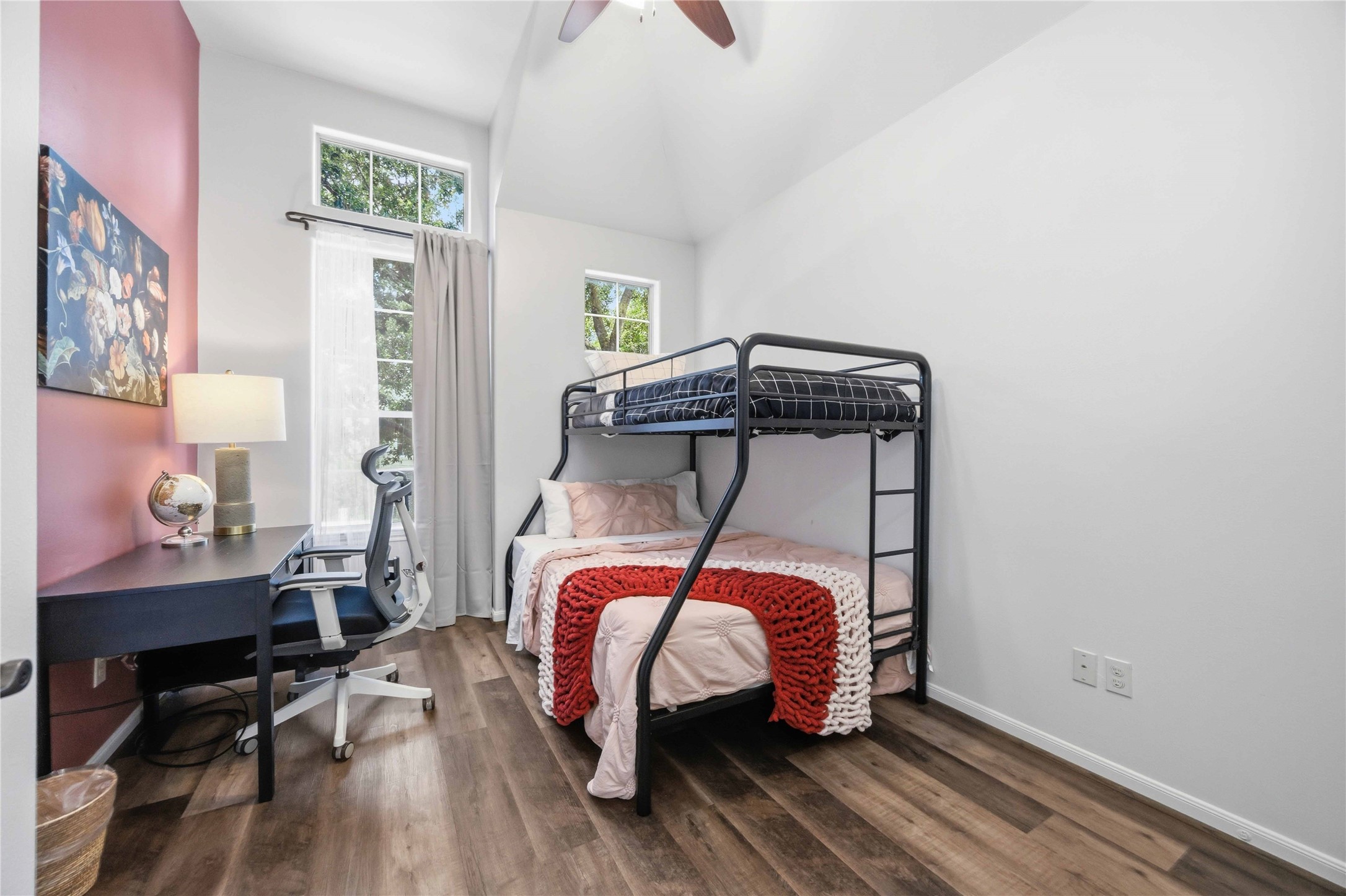 Office or bedroom? Your choice!