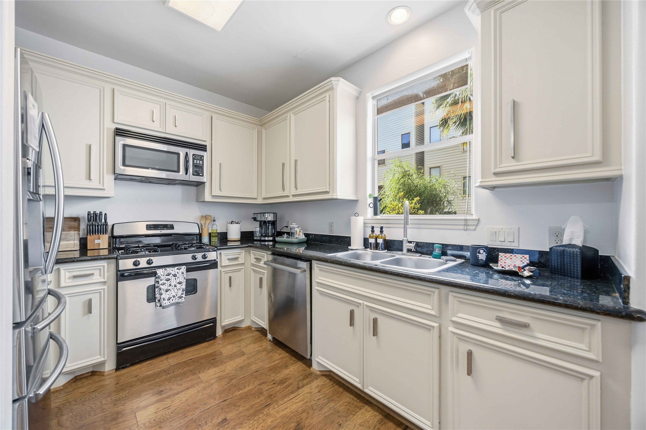 Lovely kitchen with loads of storage space and SS appliances